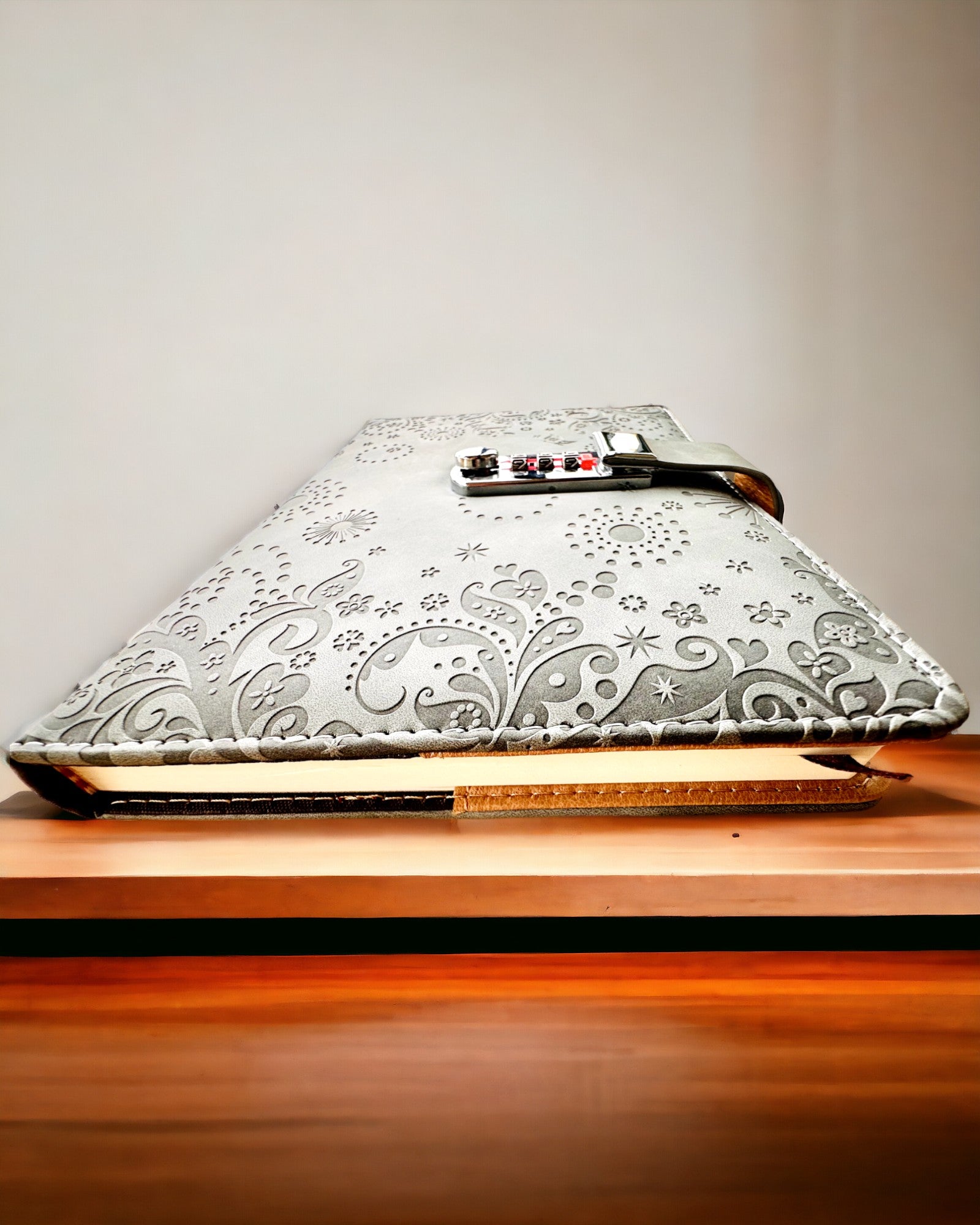 Taccuino Esclusivo, pelle PU, A5 con Serratura a Combinazione - "Secret Journal", personalizzazione con incisione