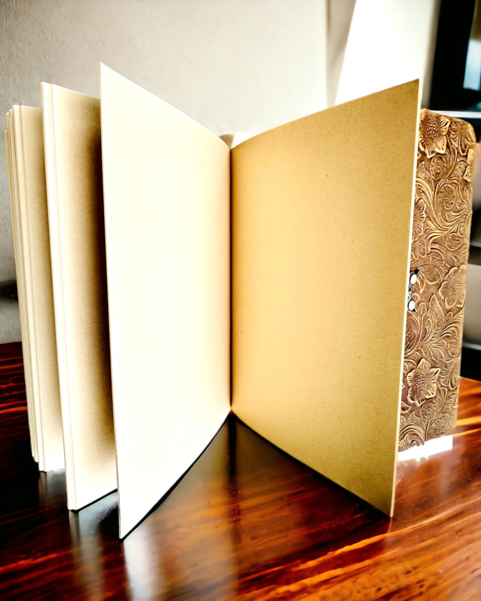 Taccuino Retrò di Lusso con Copertina in Pelle - "Vintage Elegance", 480 pagine, possibilità di personalizzazione con incisione