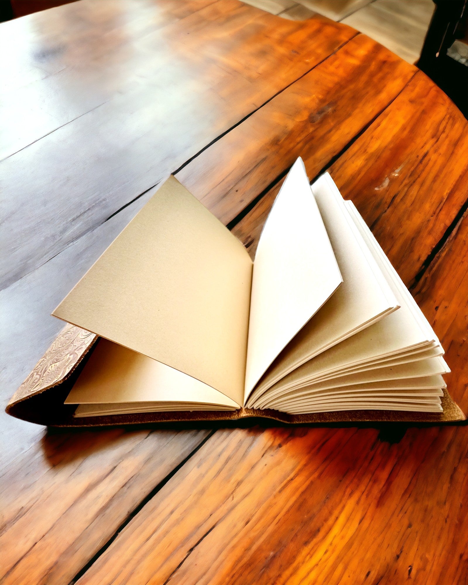 Taccuino Retrò di Lusso con Copertina in Pelle - "Vintage Elegance", 480 pagine, possibilità di personalizzazione con incisione