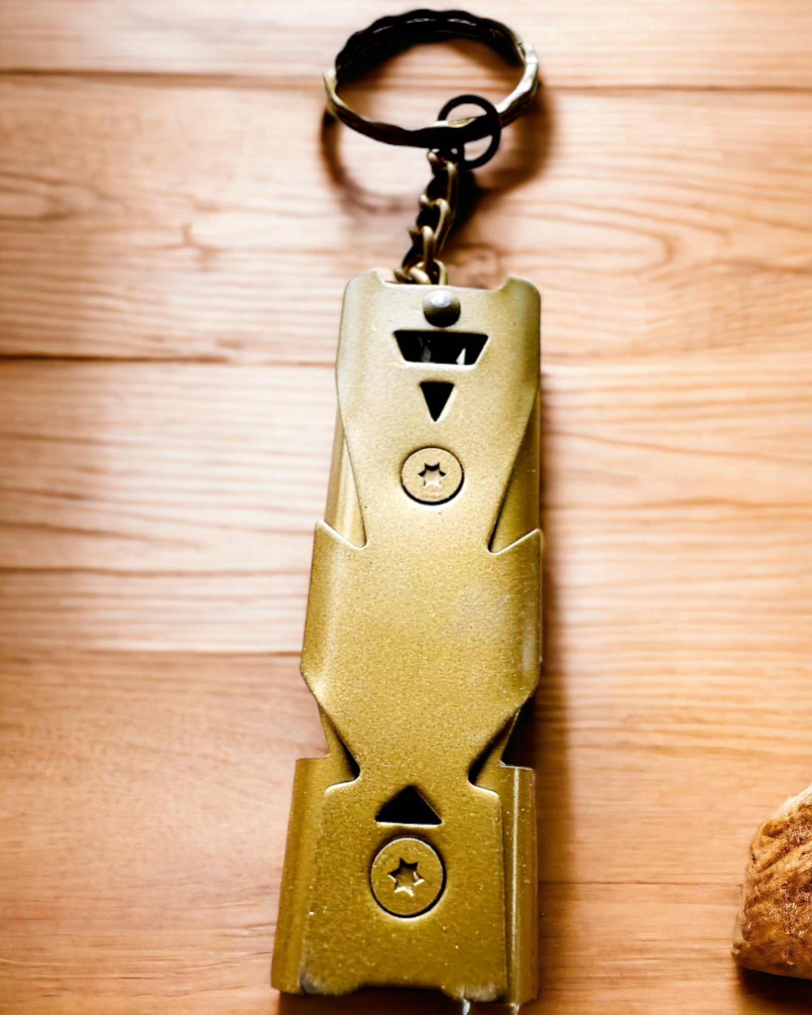 "Eleganckie Gwizdki - 4 Warianty gwizdka, gwizdek do wyboru, z możliwością grawerowania" in Italian is: "Fischietti Eleganti - 4 Varianti di fischietto, fischietto a scelta, con possibilità di incisione"