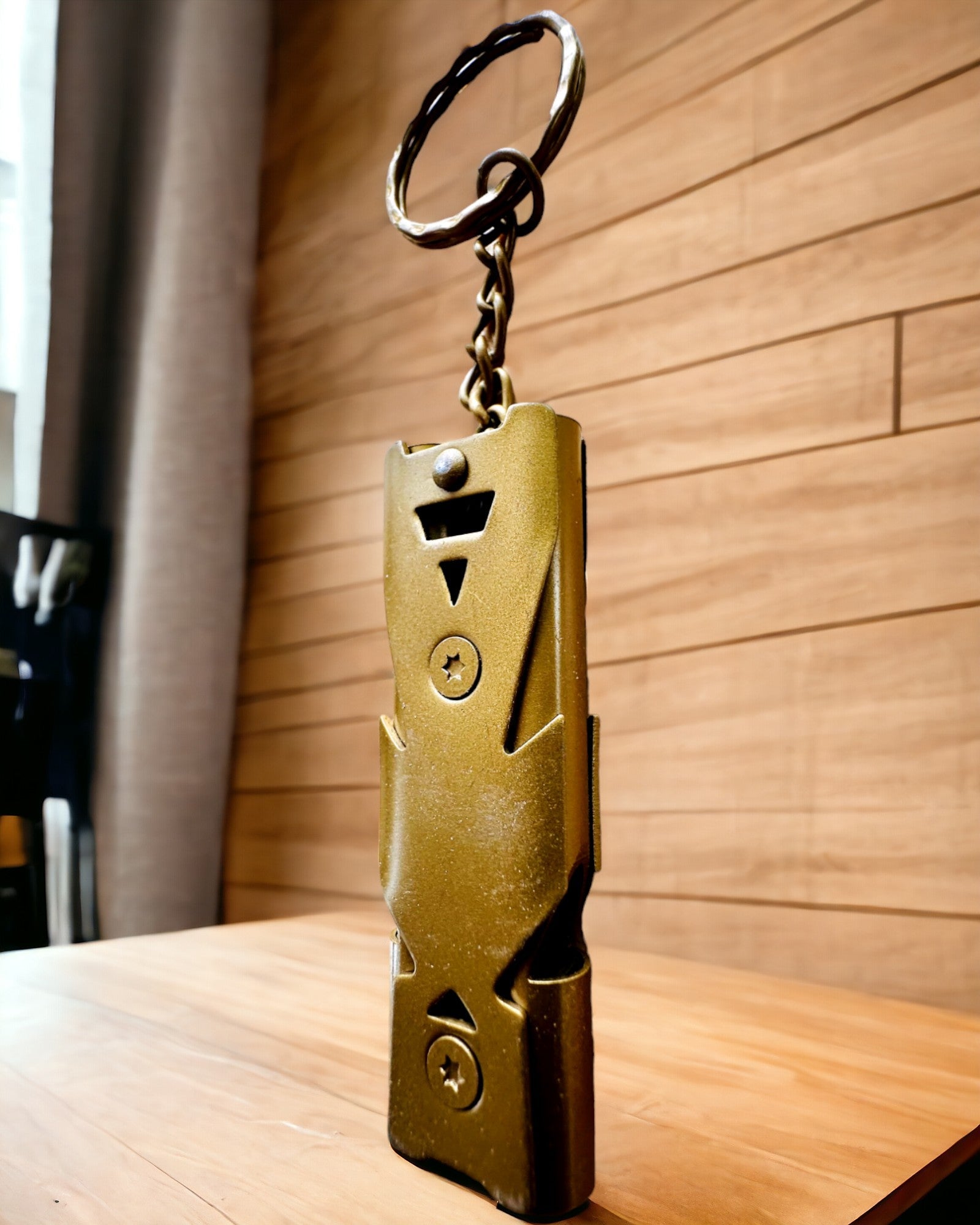 "Eleganckie Gwizdki - 4 Warianty gwizdka, gwizdek do wyboru, z możliwością grawerowania" in Italian is: "Fischietti Eleganti - 4 Varianti di fischietto, fischietto a scelta, con possibilità di incisione"