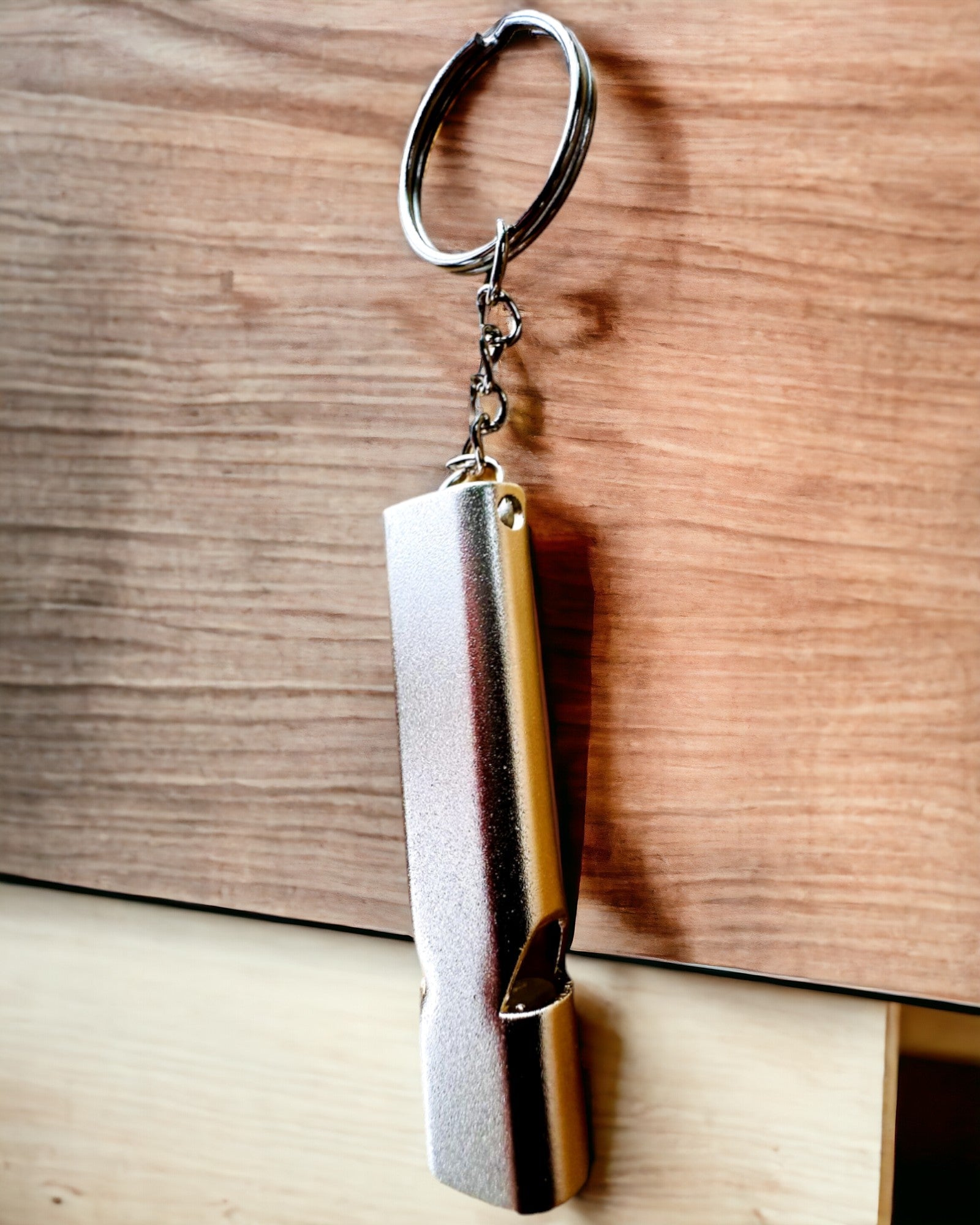 "Eleganckie Gwizdki - 4 Warianty gwizdka, gwizdek do wyboru, z możliwością grawerowania" in Italian is: "Fischietti Eleganti - 4 Varianti di fischietto, fischietto a scelta, con possibilità di incisione"