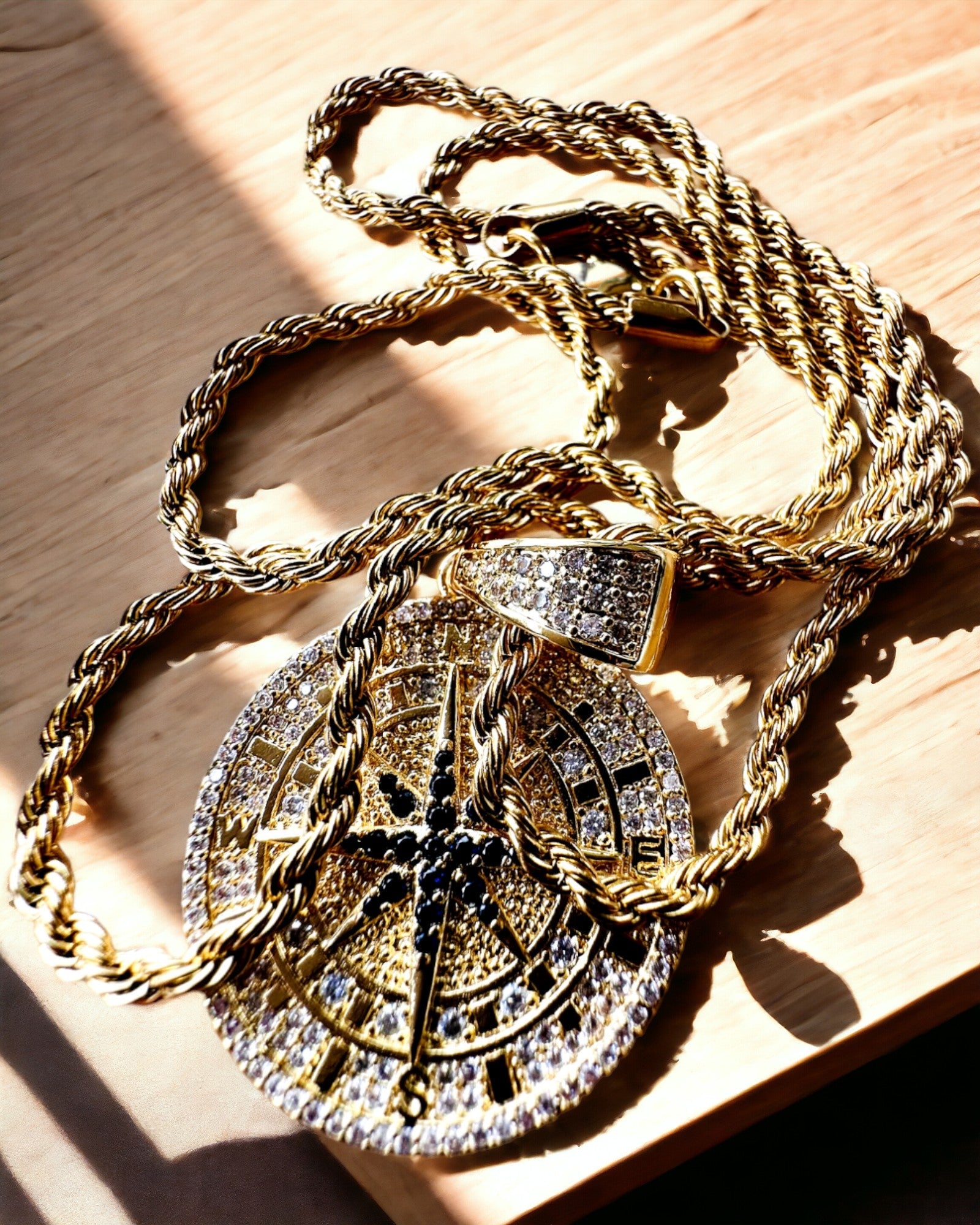 Collana con Pendente Bussola in Stile Glamour con Zirconi per Donne e Uomini - colore oro, incisione