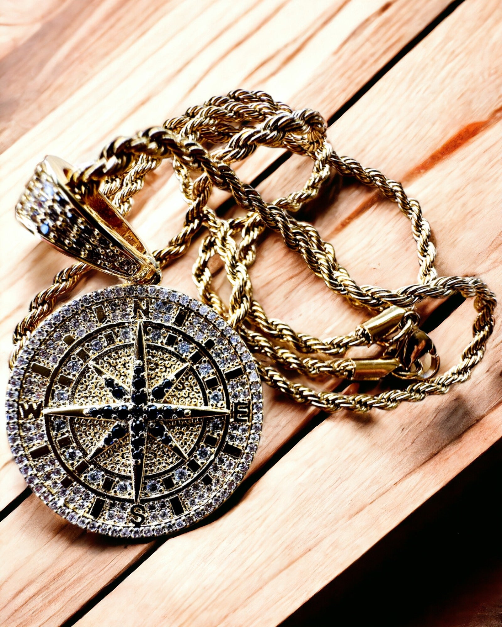 Collana con Pendente Bussola in Stile Glamour con Zirconi per Donne e Uomini - colore oro, incisione