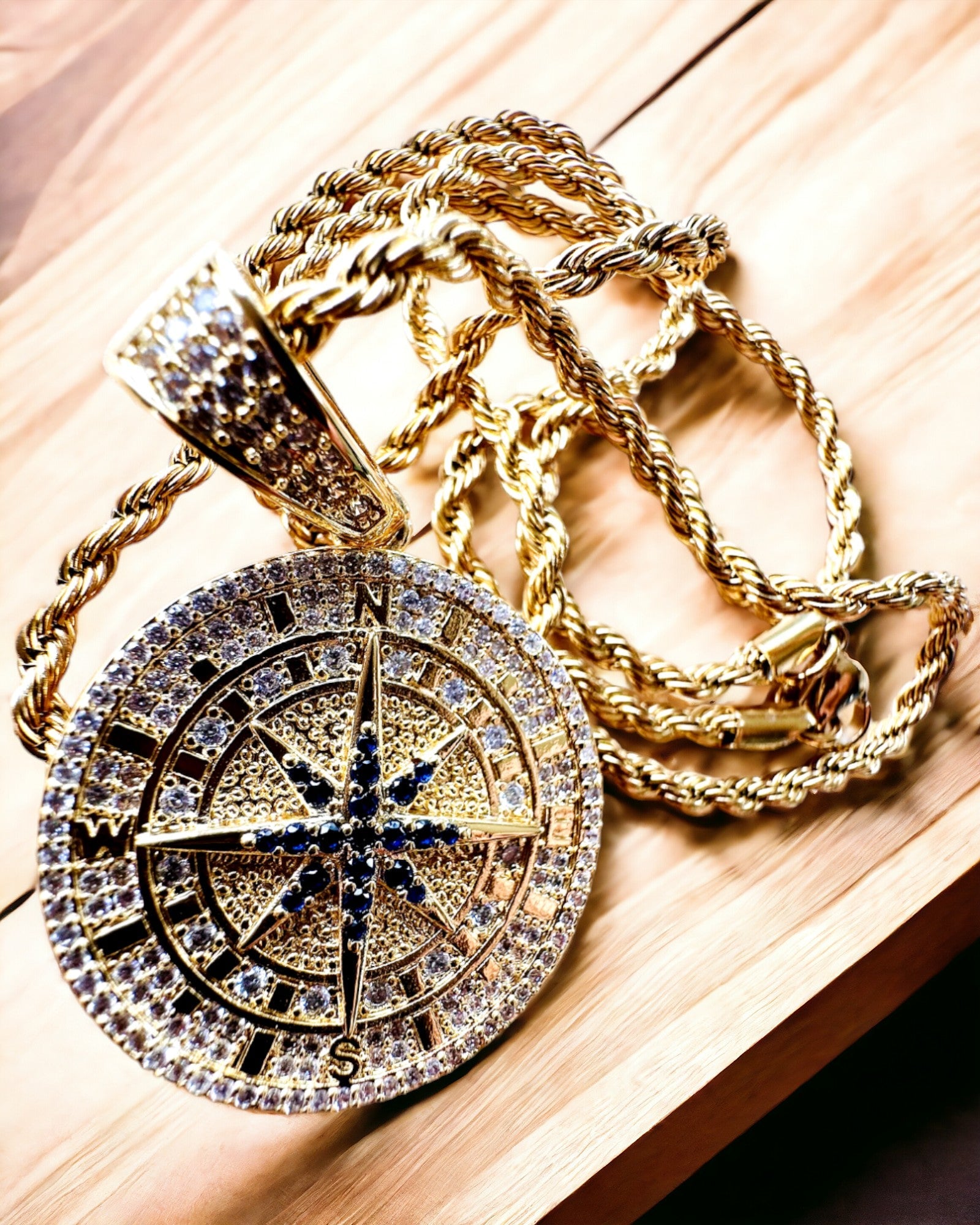 Collana con Pendente Bussola in Stile Glamour con Zirconi per Donne e Uomini - colore oro, incisione