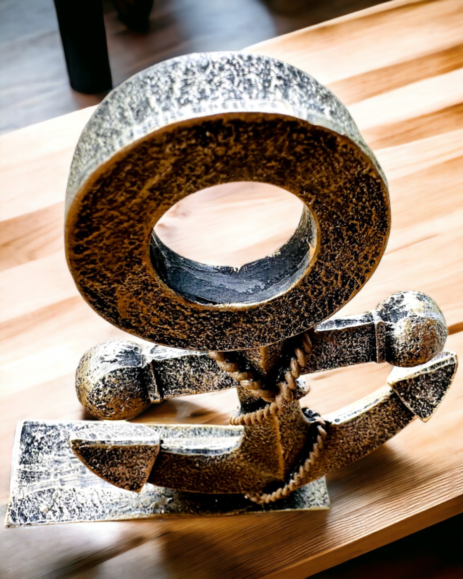 Scultura Rustica di Ancora in Resina - "Leggenda Marina", personalizzazione dell'ancora con incisione