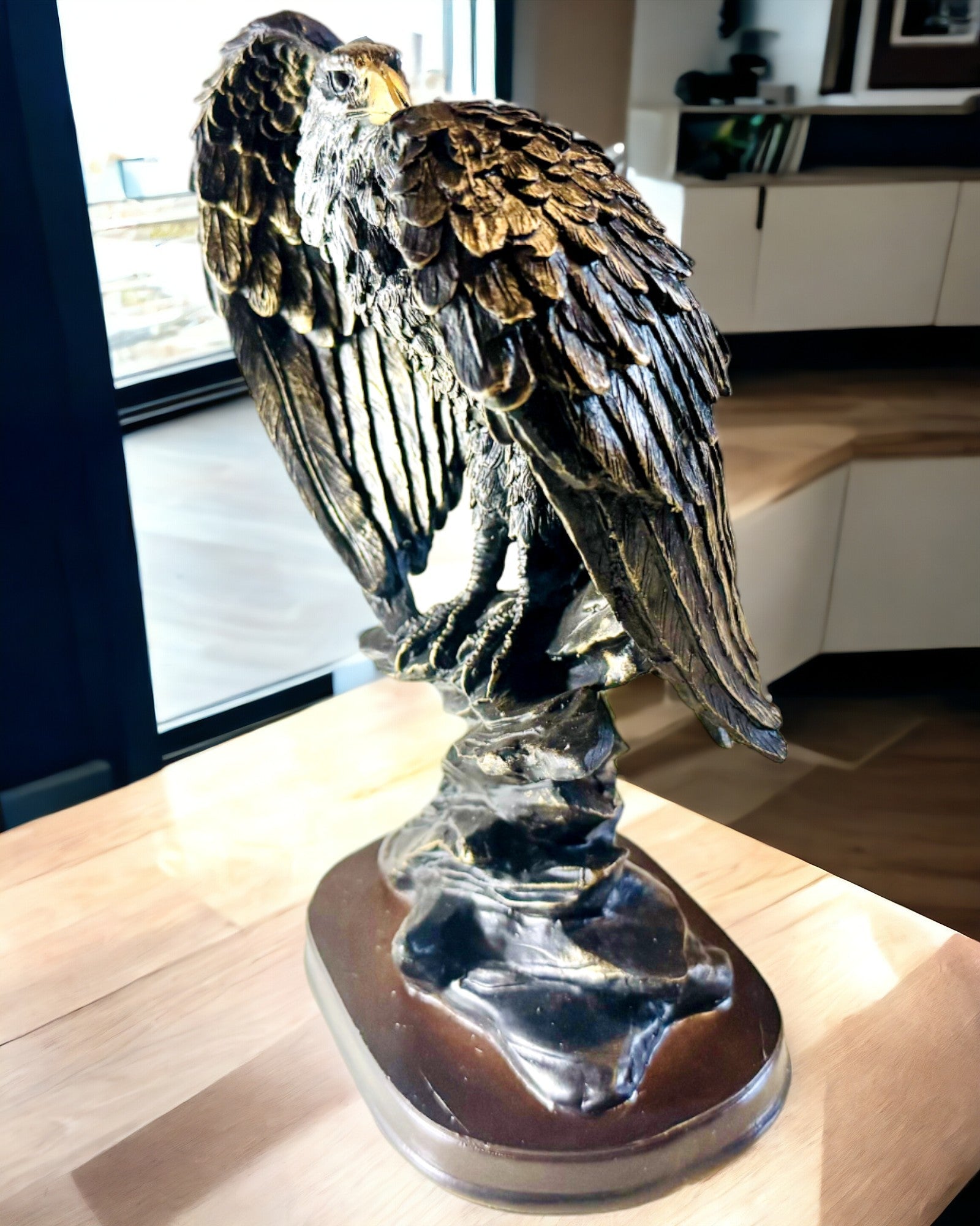 Statuetta Decorativa "Aquila Volante" – Maestoso Simbolo di Forza e Libertà