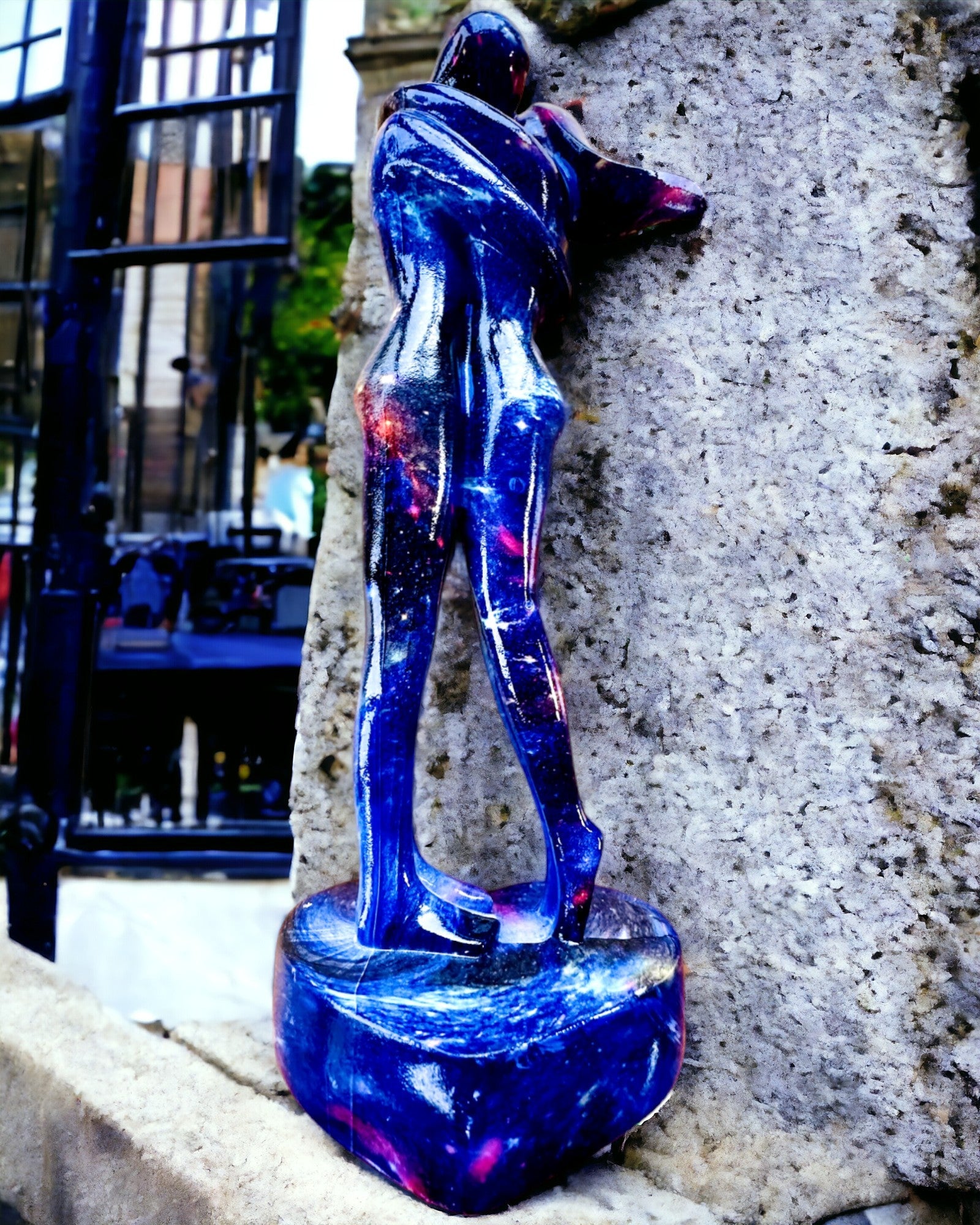 Abbraccio Cosmico - Statuetta in Resina con Opzione di Incisione