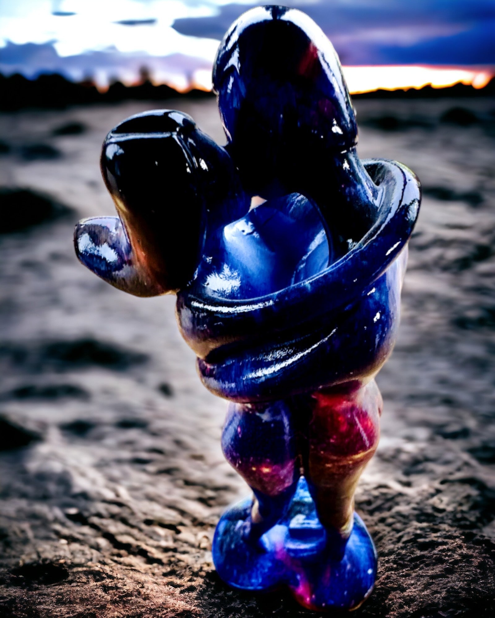 Abbraccio Cosmico - Statuetta in Resina con Opzione di Incisione