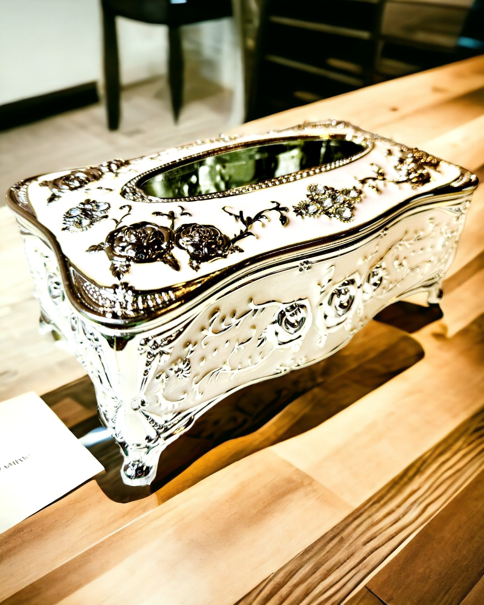 Scatola per Fazzoletti con Motivo a Rilievo di Rosa - Elegante Accessorio per Interni, bianco