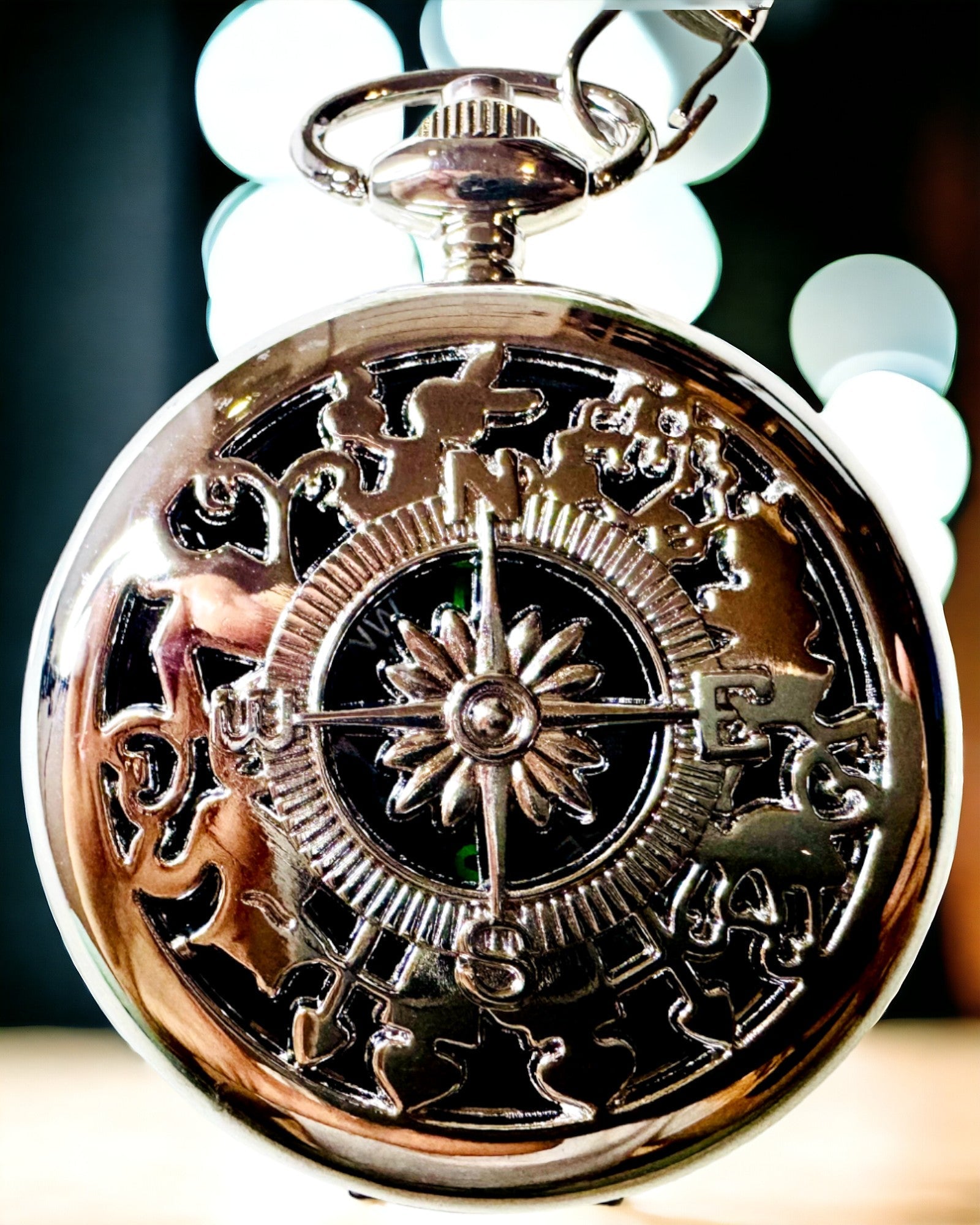 Bussola Tascabile Argento in Stile Retrò con Motivo Trafitto – Elegante e Pratica. Incisione