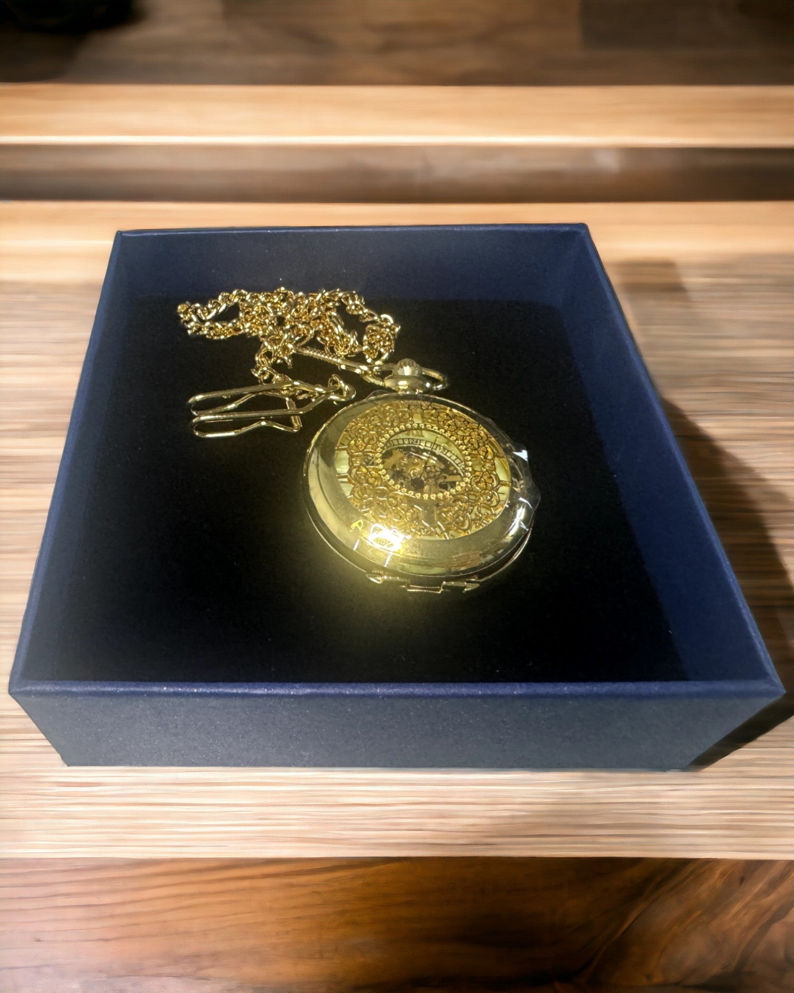 Orologio da Tasca Retrò Intagliato con Meccanismo a Carica Manuale, colore Oro con Scala Romana e Quadrante Luminoso, Stile Vintage