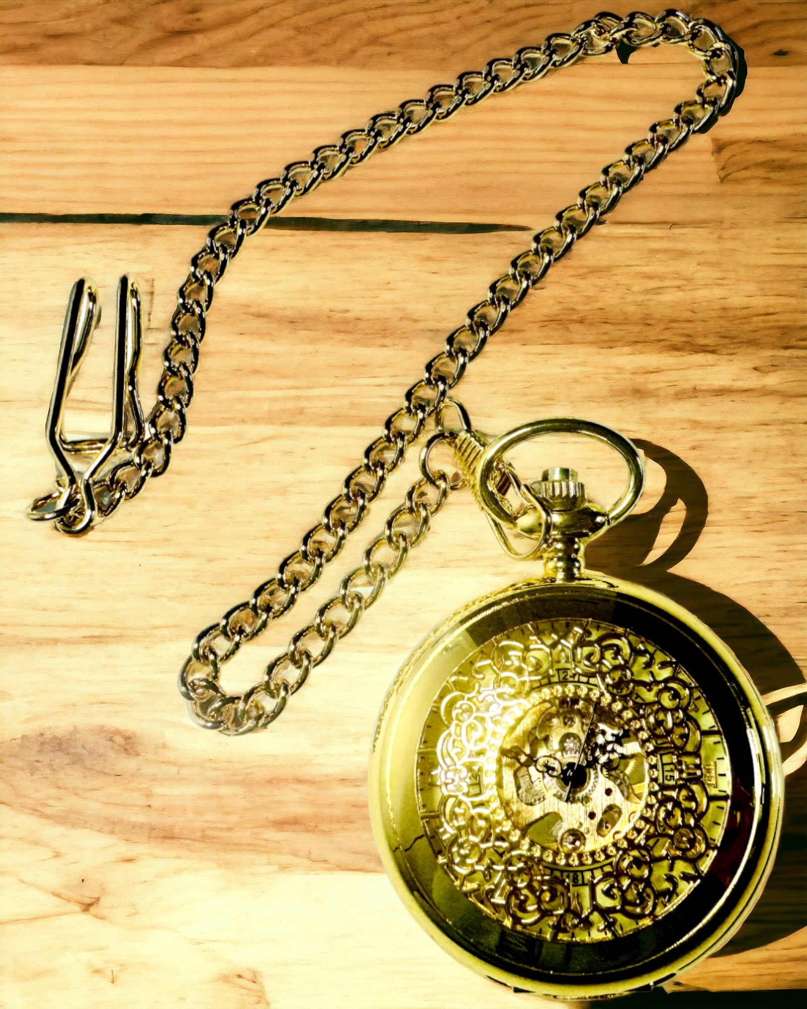Orologio da Tasca Retrò Intagliato con Meccanismo a Carica Manuale, colore Oro con Scala Romana e Quadrante Luminoso, Stile Vintage