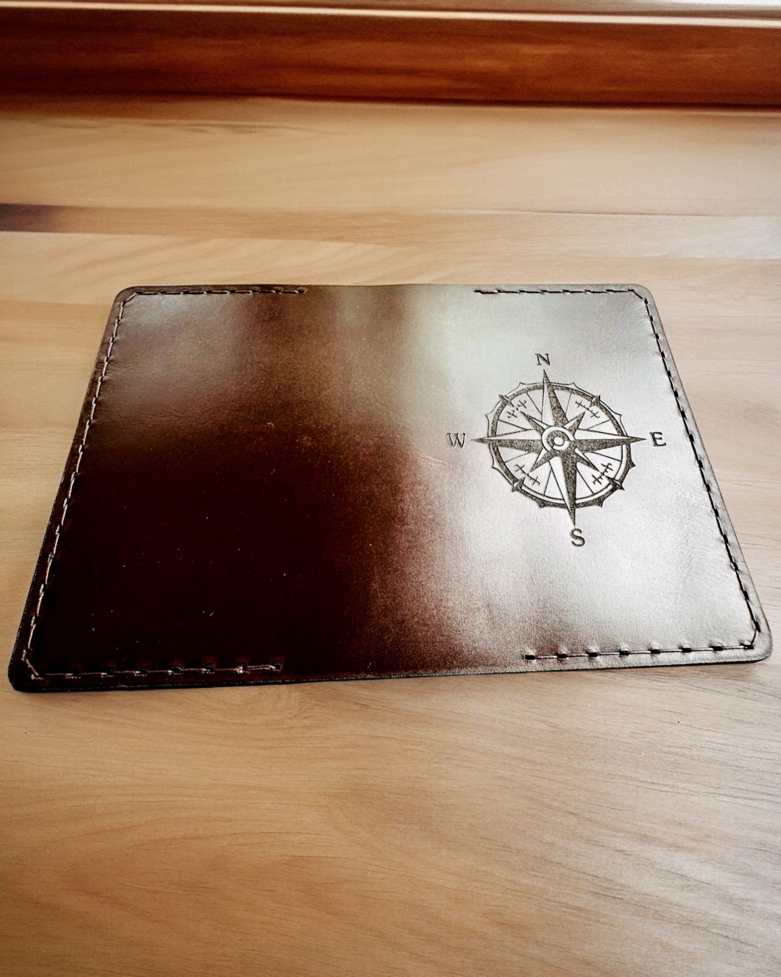 Custodia "Viaggiatore" - Confezione in pelle per passaporto, personalizzazione con incisione - 2 varianti di colore