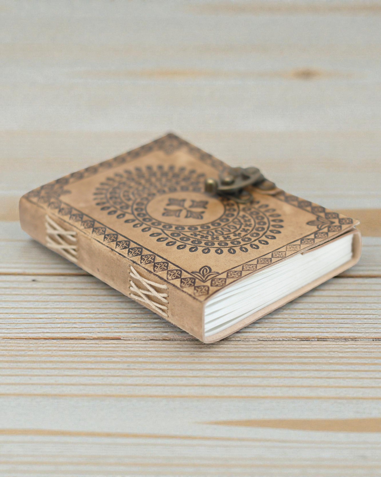 Mandala Armonia – Taccuino in pelle con mandala impressa a rilievo