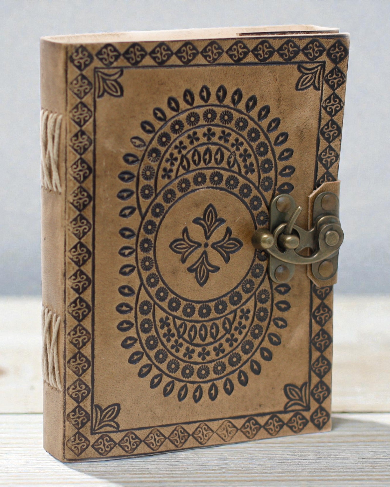 Mandala Armonia – Taccuino in pelle con mandala impressa a rilievo