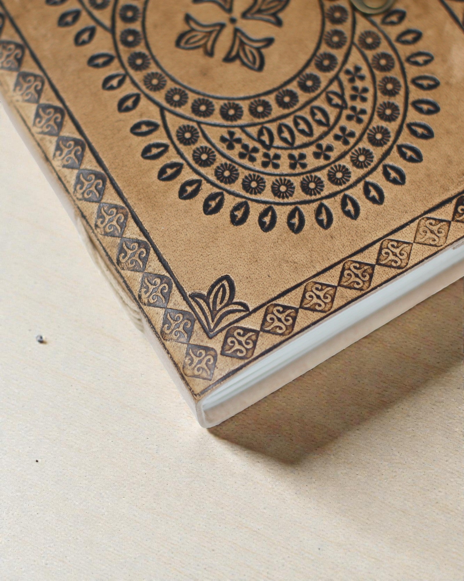 Mandala Armonia – Taccuino in pelle con mandala impressa a rilievo