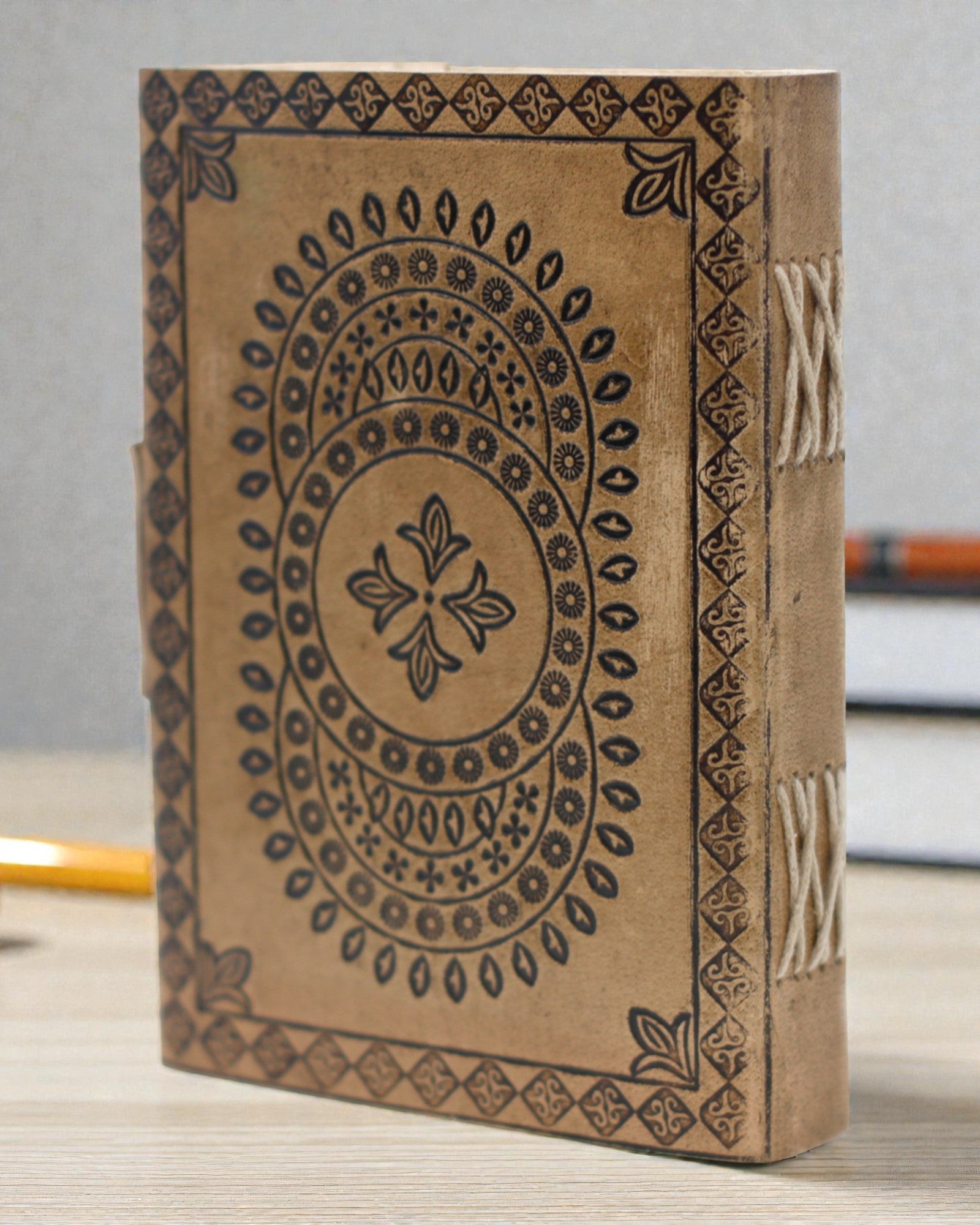 Mandala Armonia – Taccuino in pelle con mandala impressa a rilievo