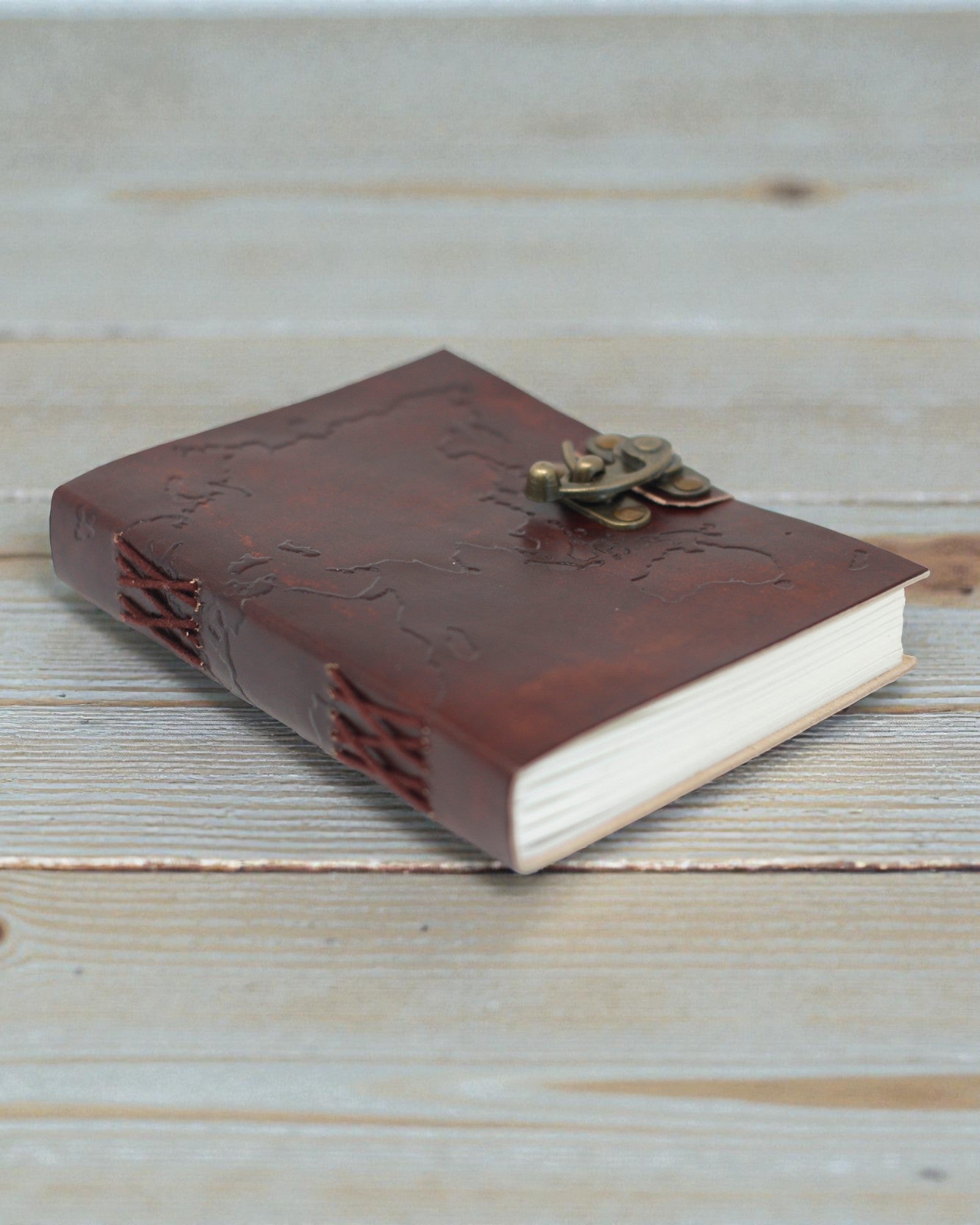 Taccuino in pelle con mappa del mondo e cuciture (18x13 cm)