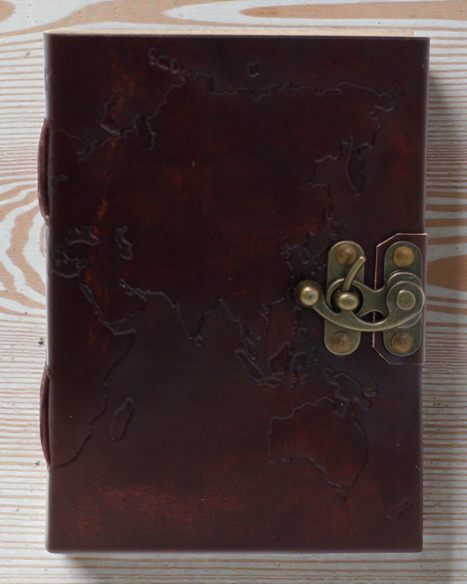 Taccuino in pelle con mappa del mondo e cuciture (18x13 cm)