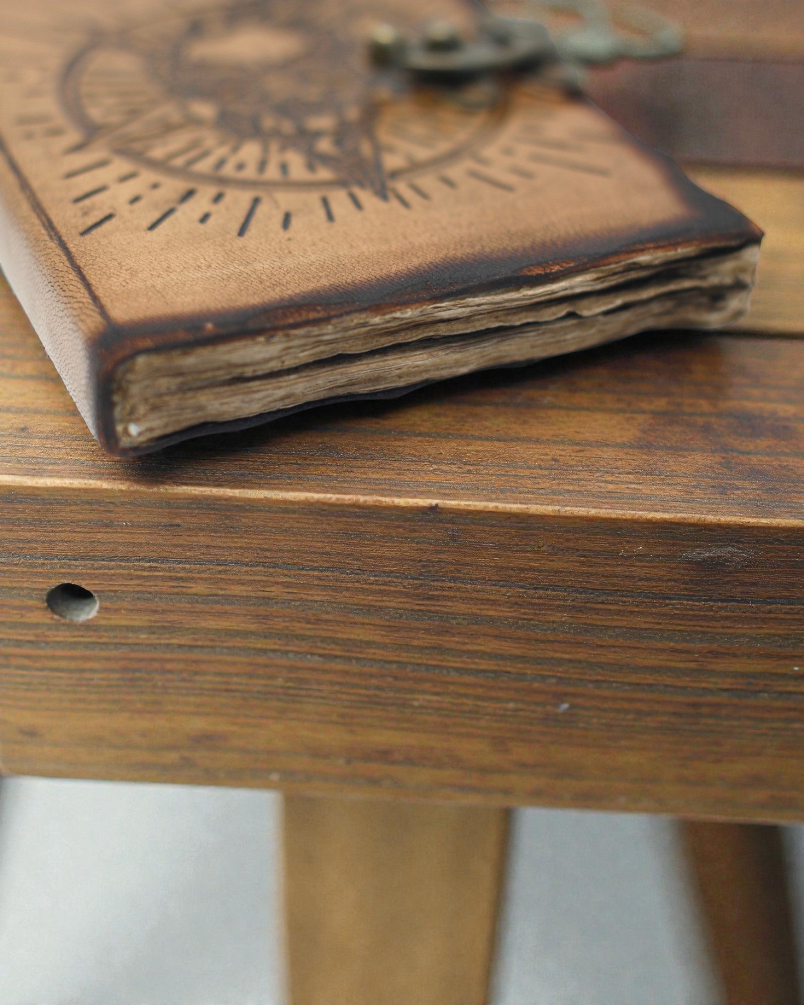 Sigillo di Noctis – taccuino in pelle con pentagramma e teschio