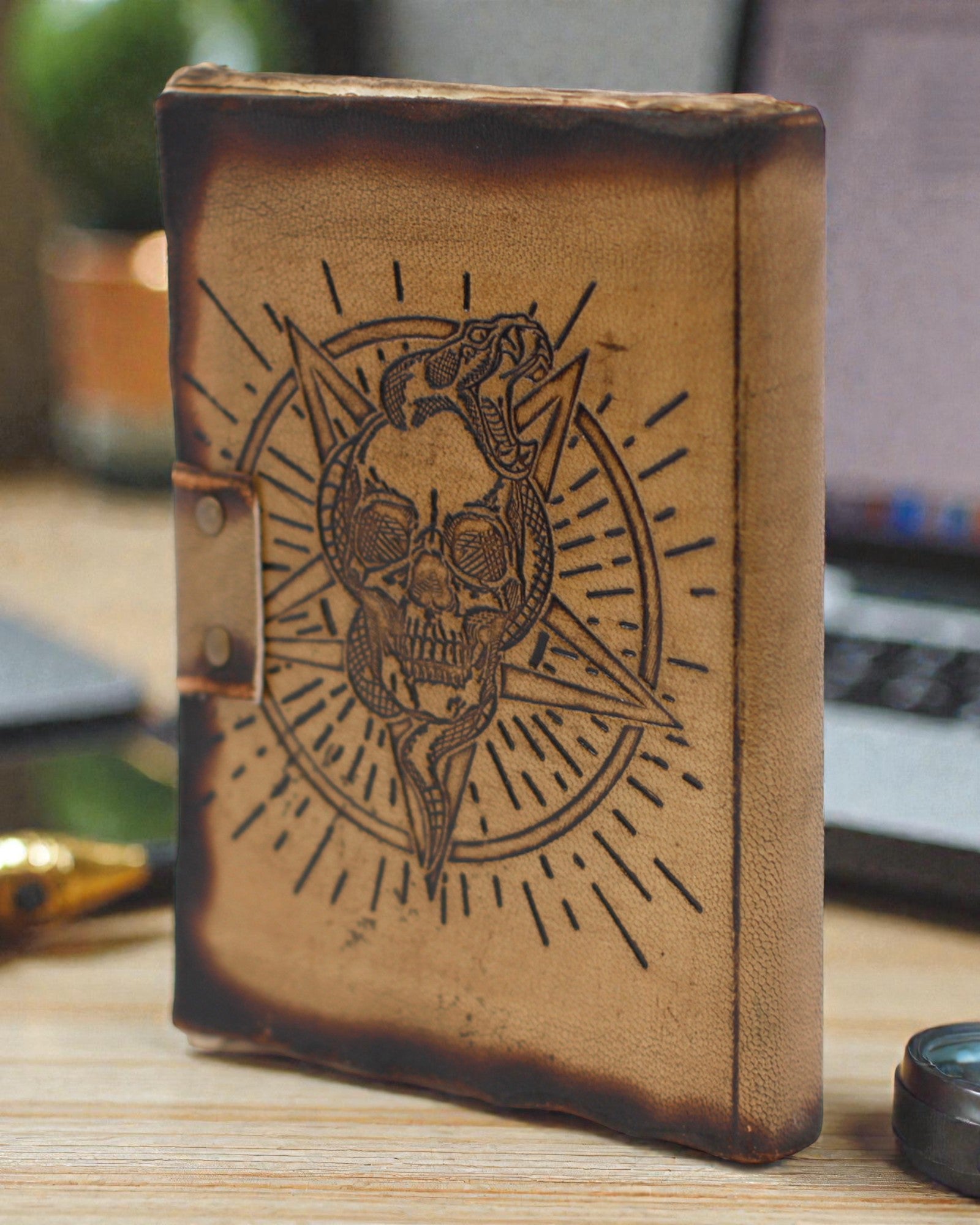 Sigillo di Noctis – taccuino in pelle con pentagramma e teschio