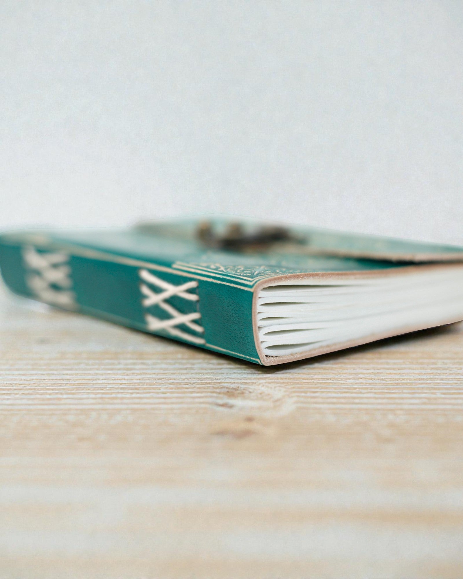 Taccuino in pelle turchese „Pace” con cerniera – armonia e tranquillità (18 x 13 cm)