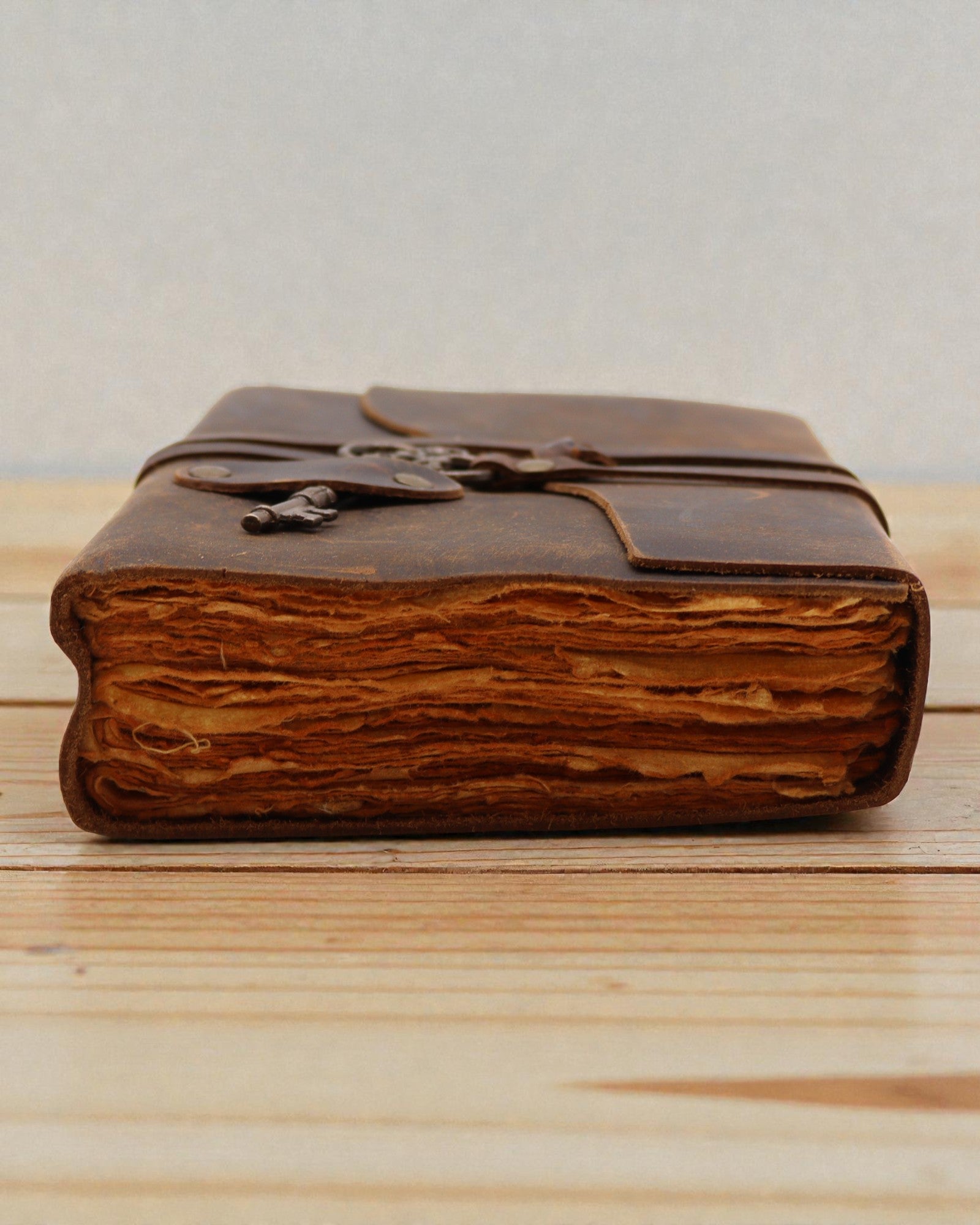 Taccuino in pelle oliata con chiave dei segreti – diario in stile d’epoca 13 × 18 cm