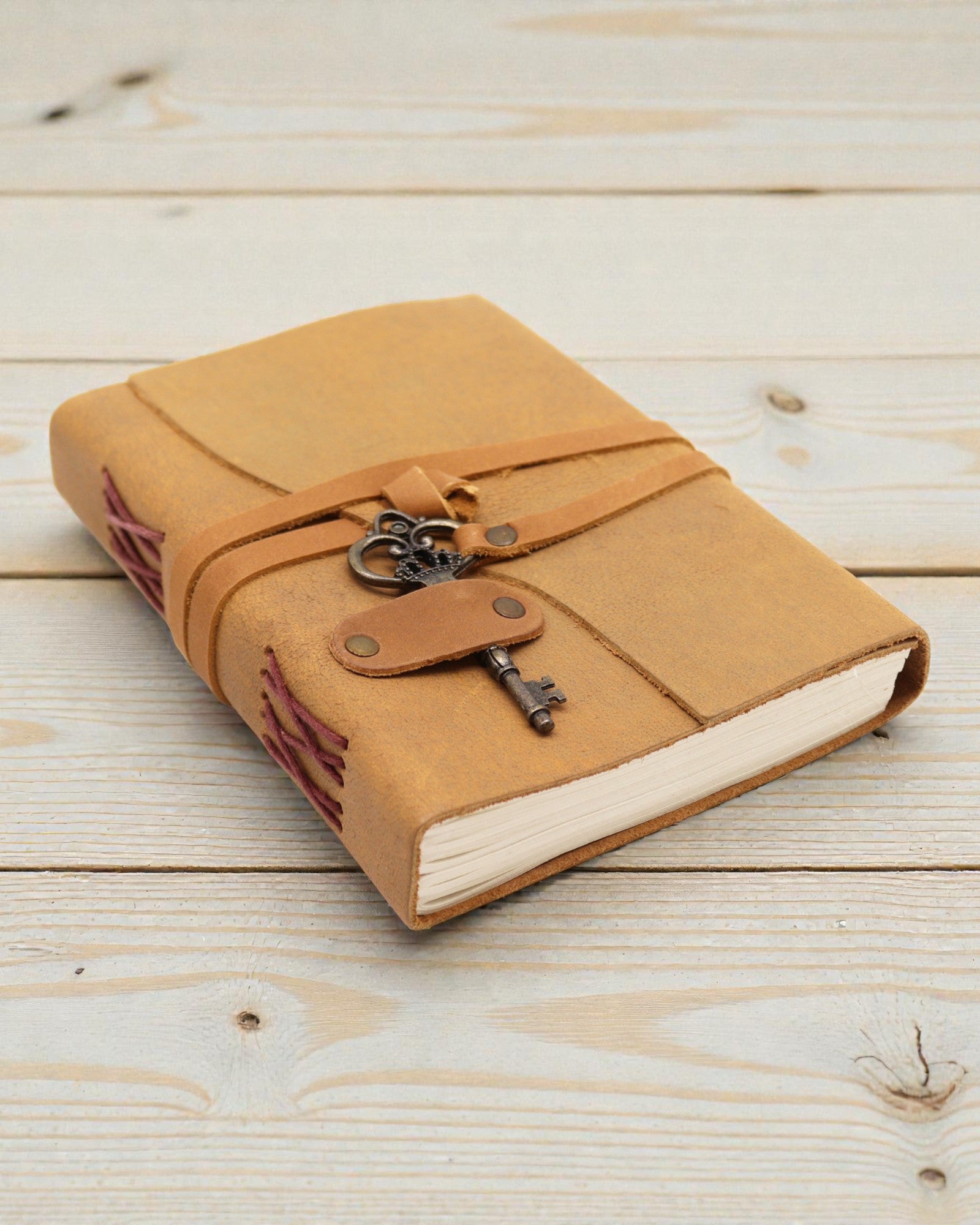 Taccuino in pelle oliata chiara con chiave Solis – Diario d’epoca 13 × 18 cm