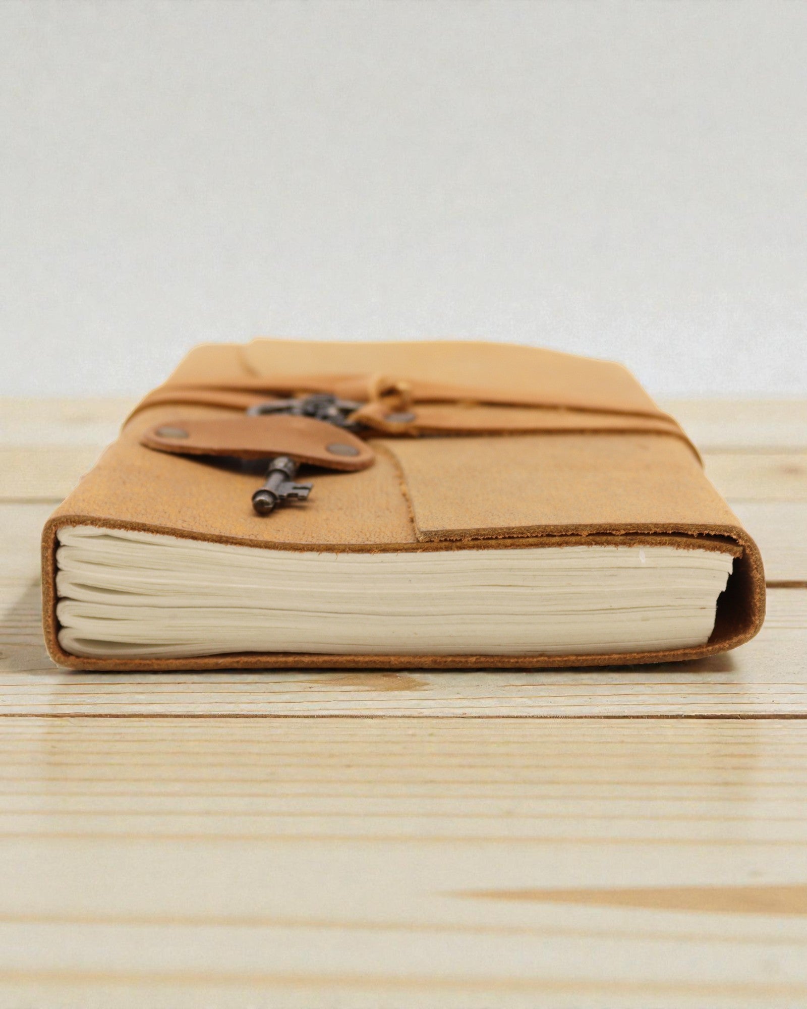 Taccuino in pelle oliata chiara con chiave Solis – Diario d’epoca 13 × 18 cm