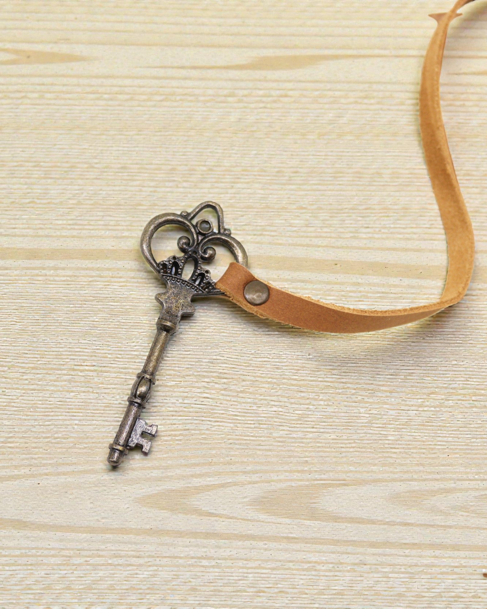 Taccuino in pelle oliata chiara con chiave Solis – Diario d’epoca 13 × 18 cm