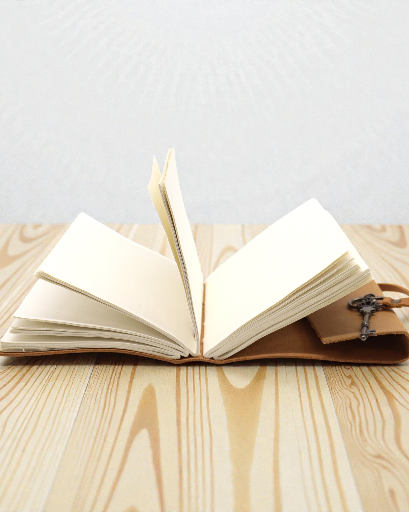 Taccuino in pelle oliata chiara con chiave Solis – Diario d’epoca 13 × 18 cm