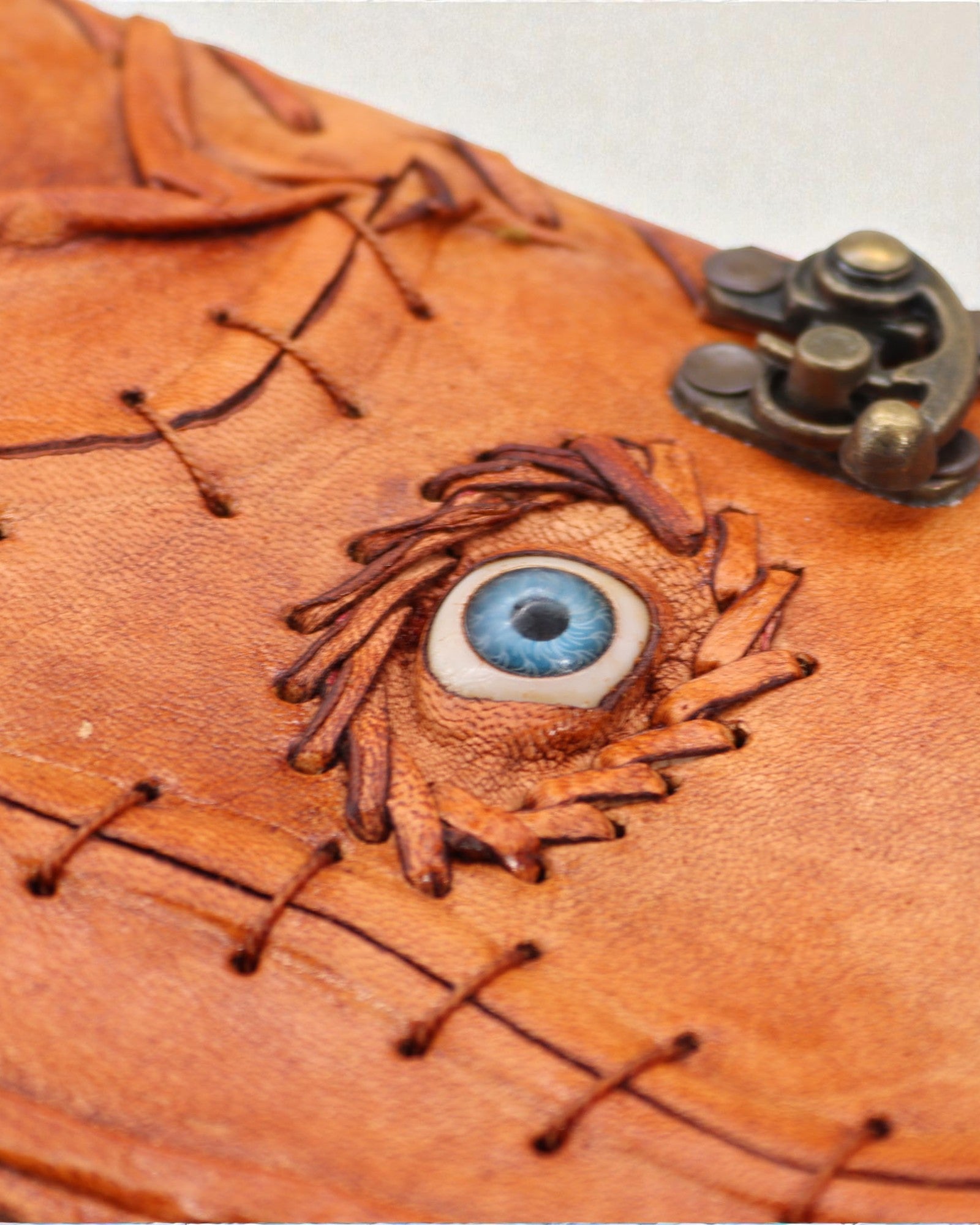 Oculus Noctis – Taccuino in pelle del malocchio con chiusura metallica