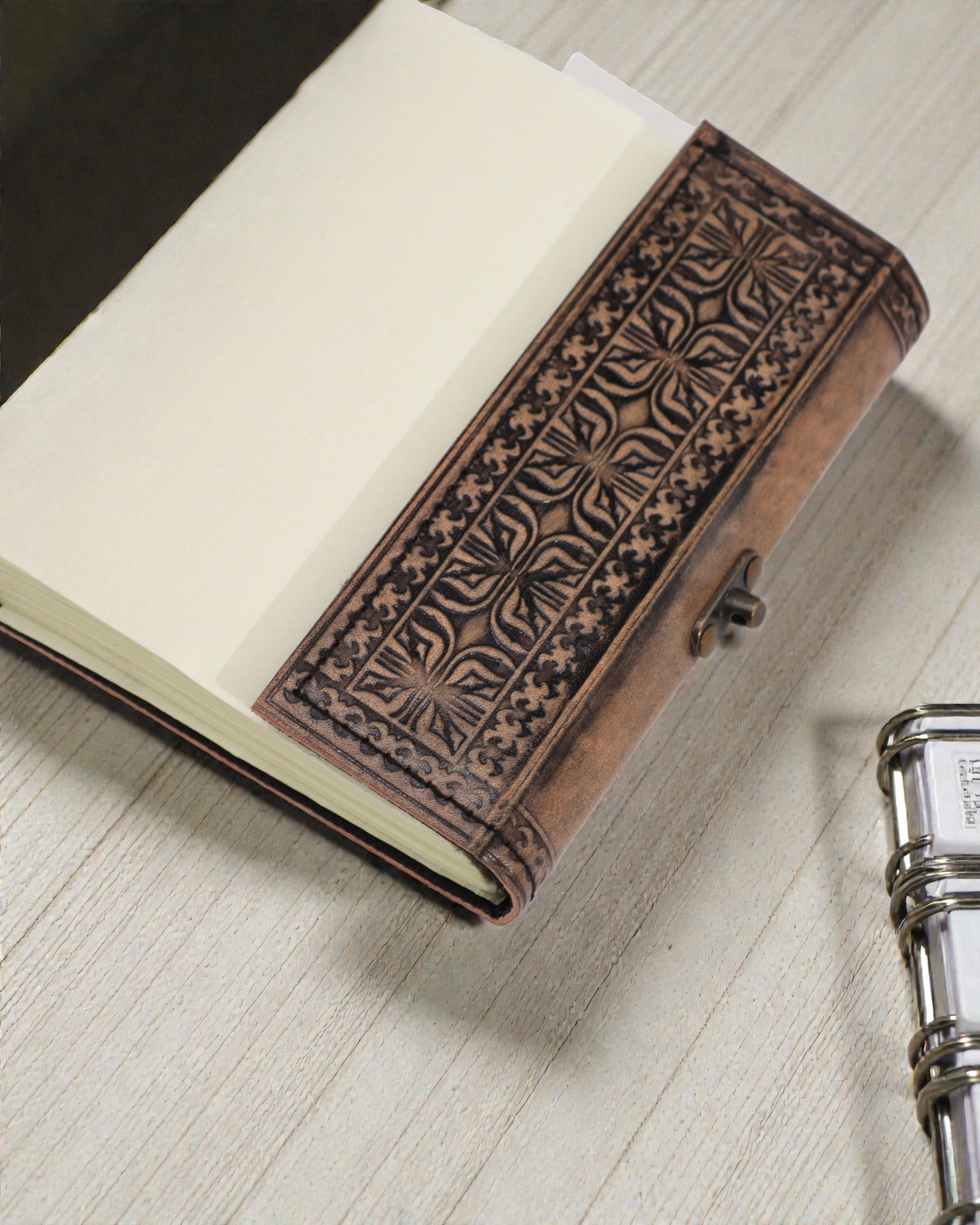 Taccuino in pelle Hamsa Protettore – Diario esoterico 17,5 × 12,5 cm