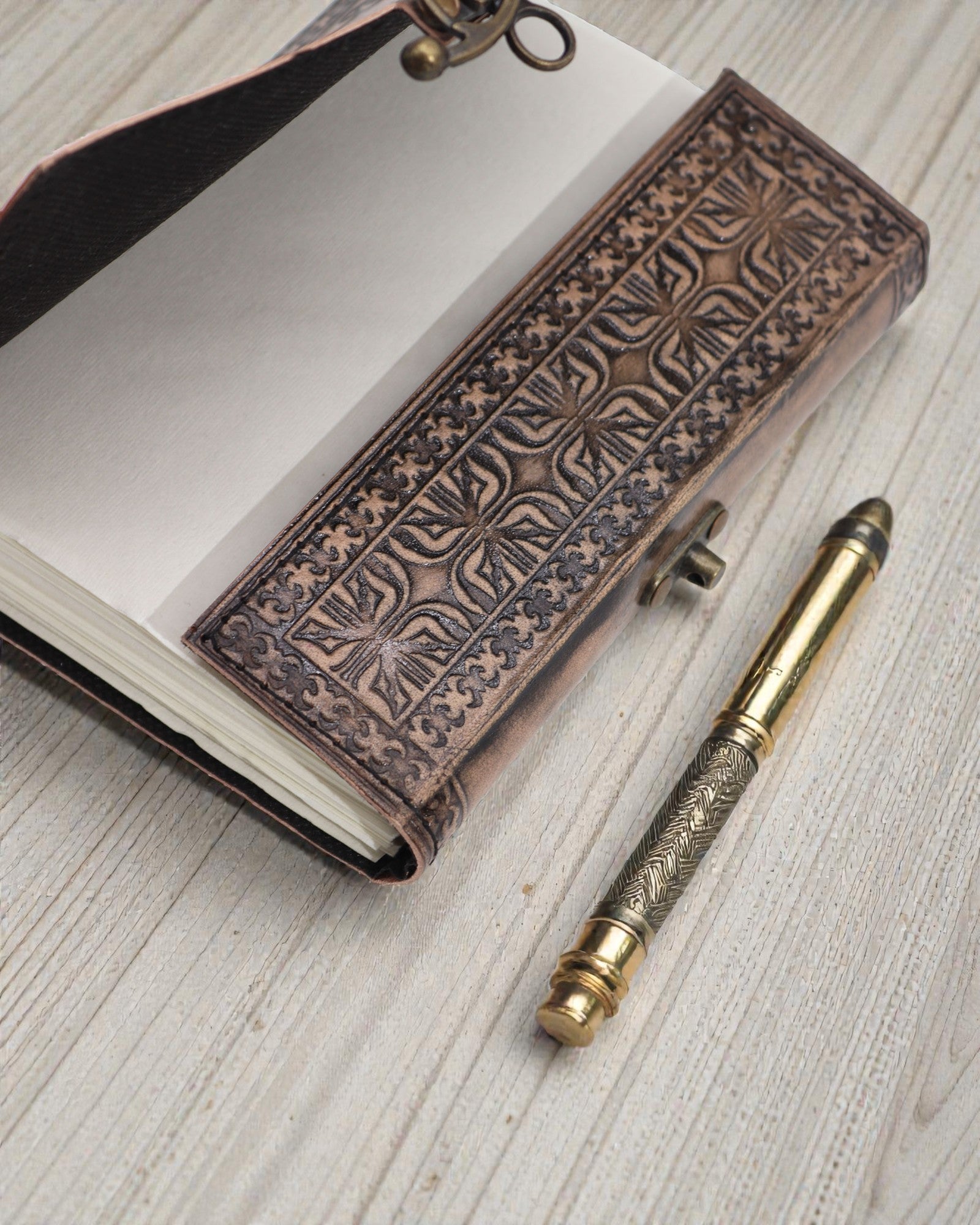 Taccuino in pelle Loto Mandala Serenità – Diario esoterico 17,5 × 12,5 cm