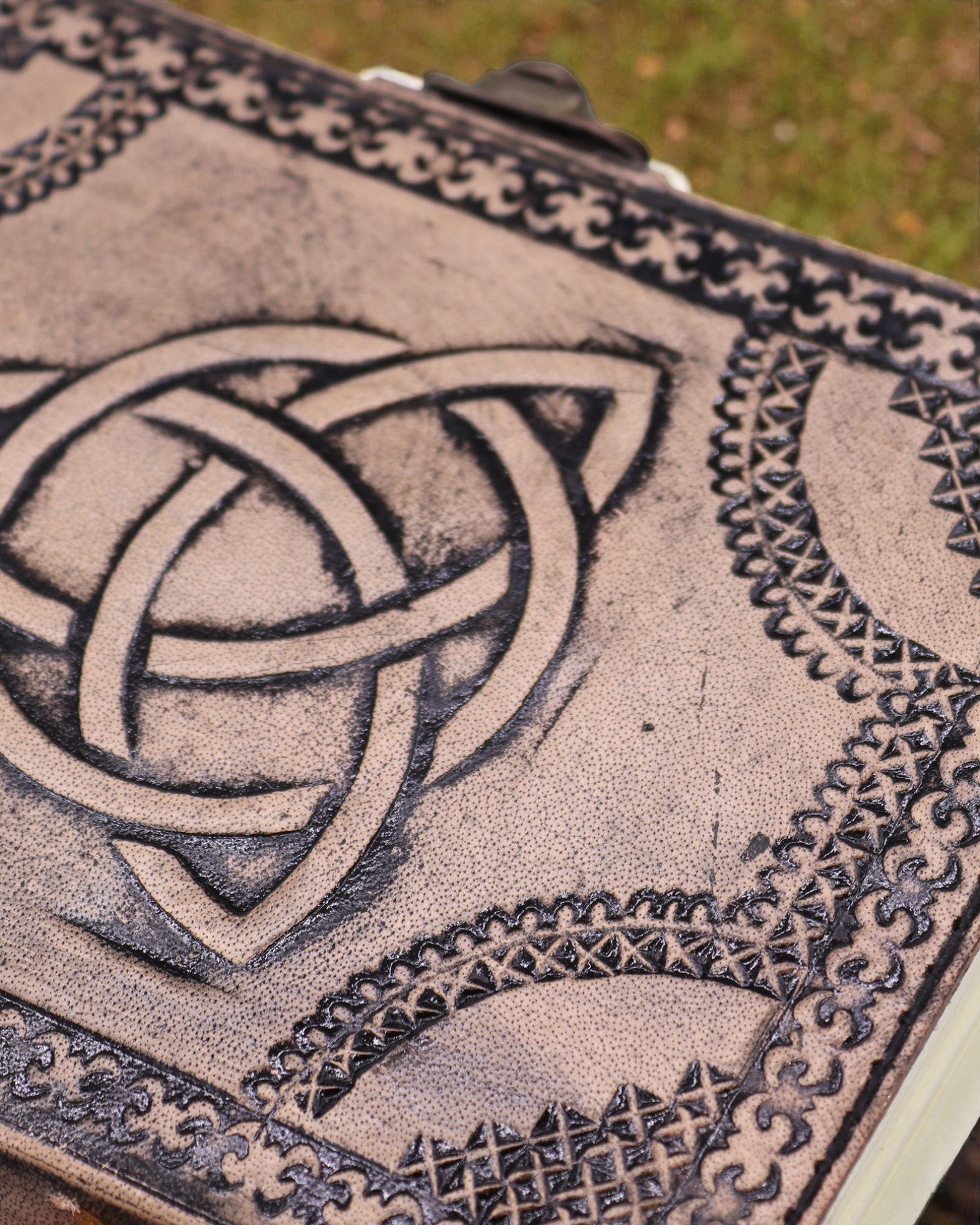 Taccuino esoterico in pelle Triquetra – 17,5 × 12,5 × 3 cm | 200 pagine, bordi cuciti