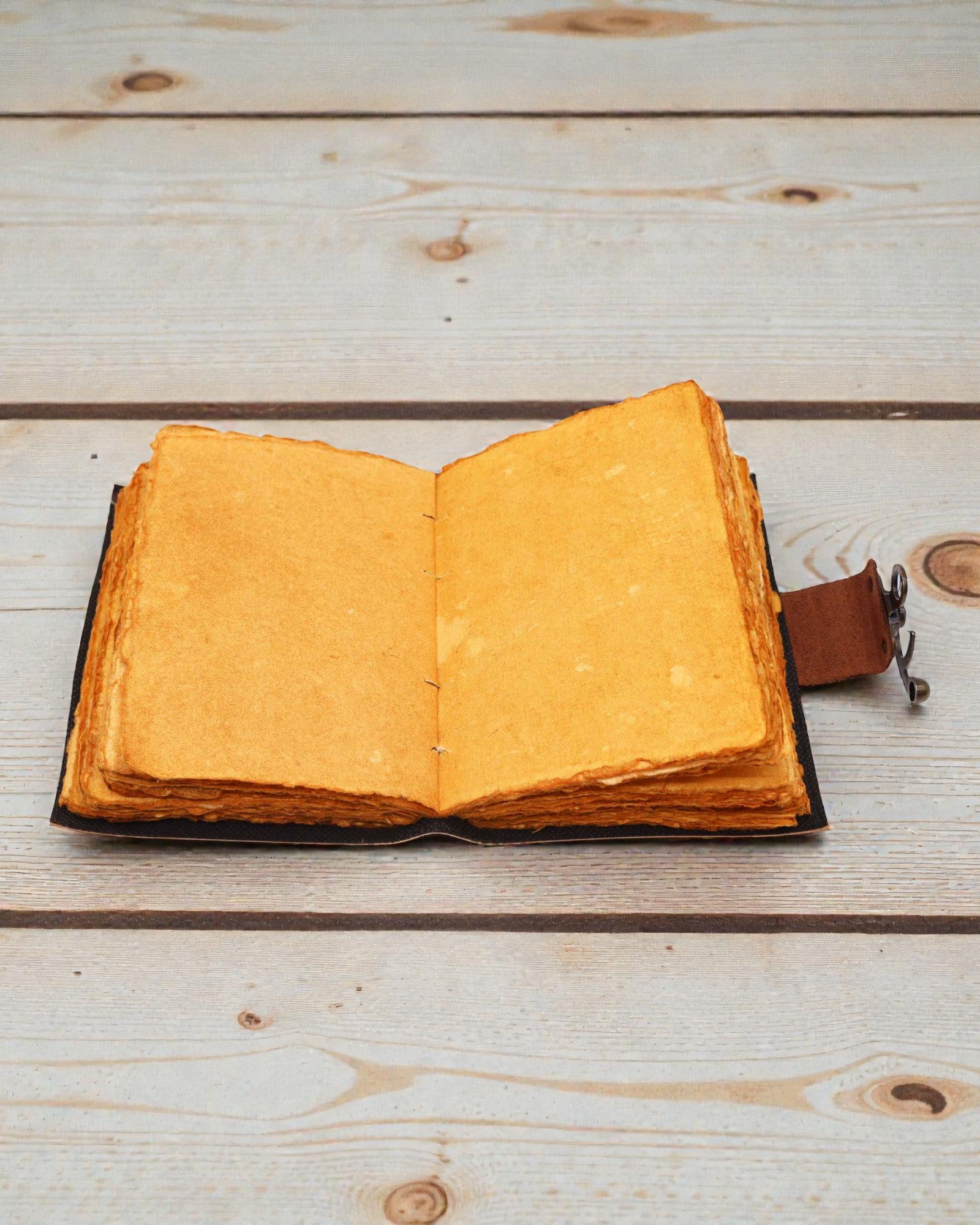 Lotus Anima – taccuino in pelle con mandala del loto e pagine invecchiate