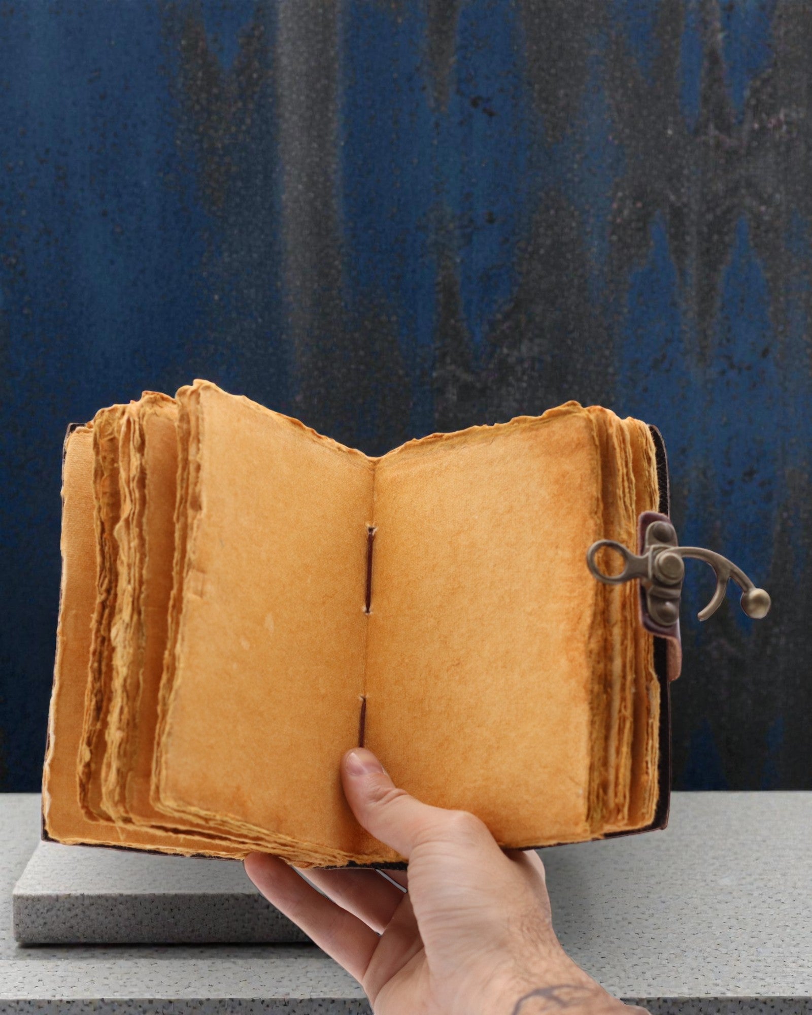 Antiqua Stories – taccuino in pelle con pagine anticate 15 × 10 cm, Gli appunti di storie mai raccontate