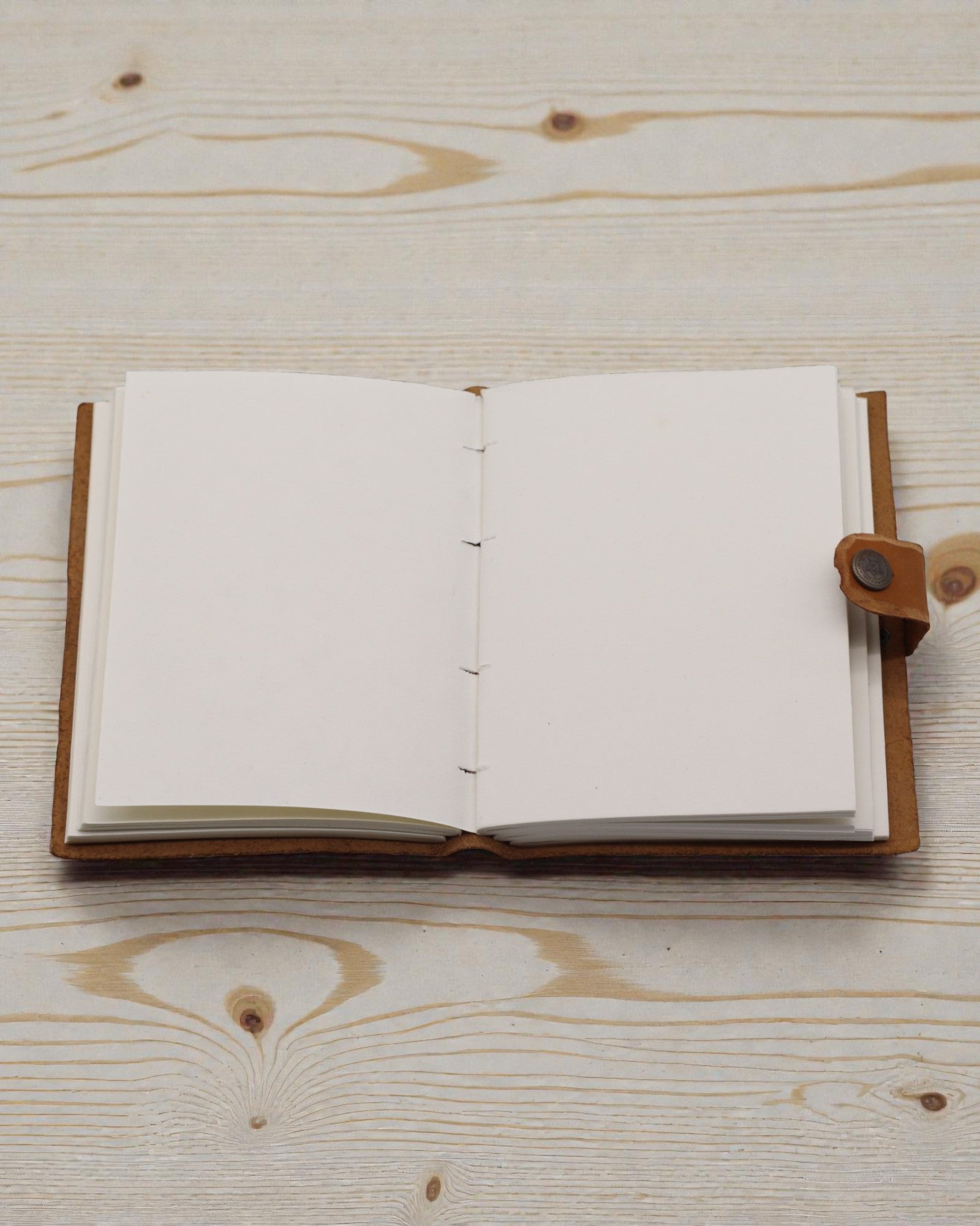 Taccuino in pelle con fiori goffrati – marrone (17,8 x 12,7 cm)