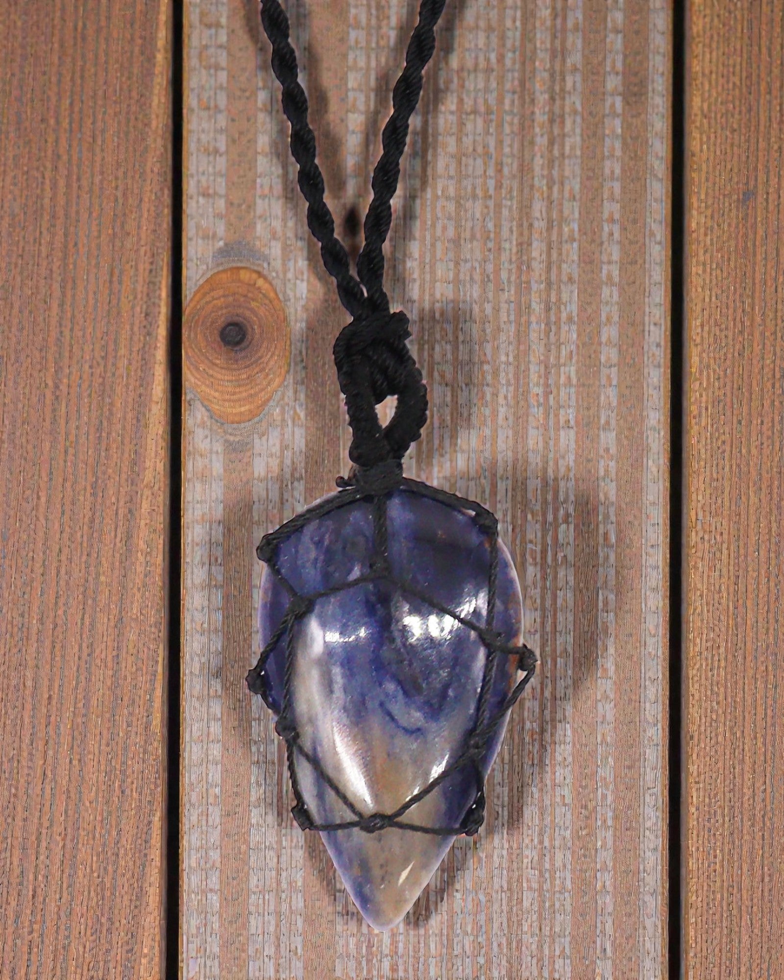 Lacrima di Serenità – Collana in Macramè con Sodalite