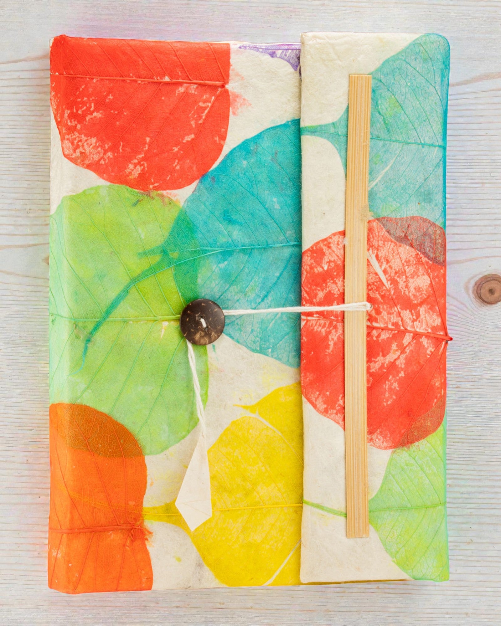 Grande taccuino Lokta con foglie colorate – Colori della natura (45 fogli, 21 x 15 cm)