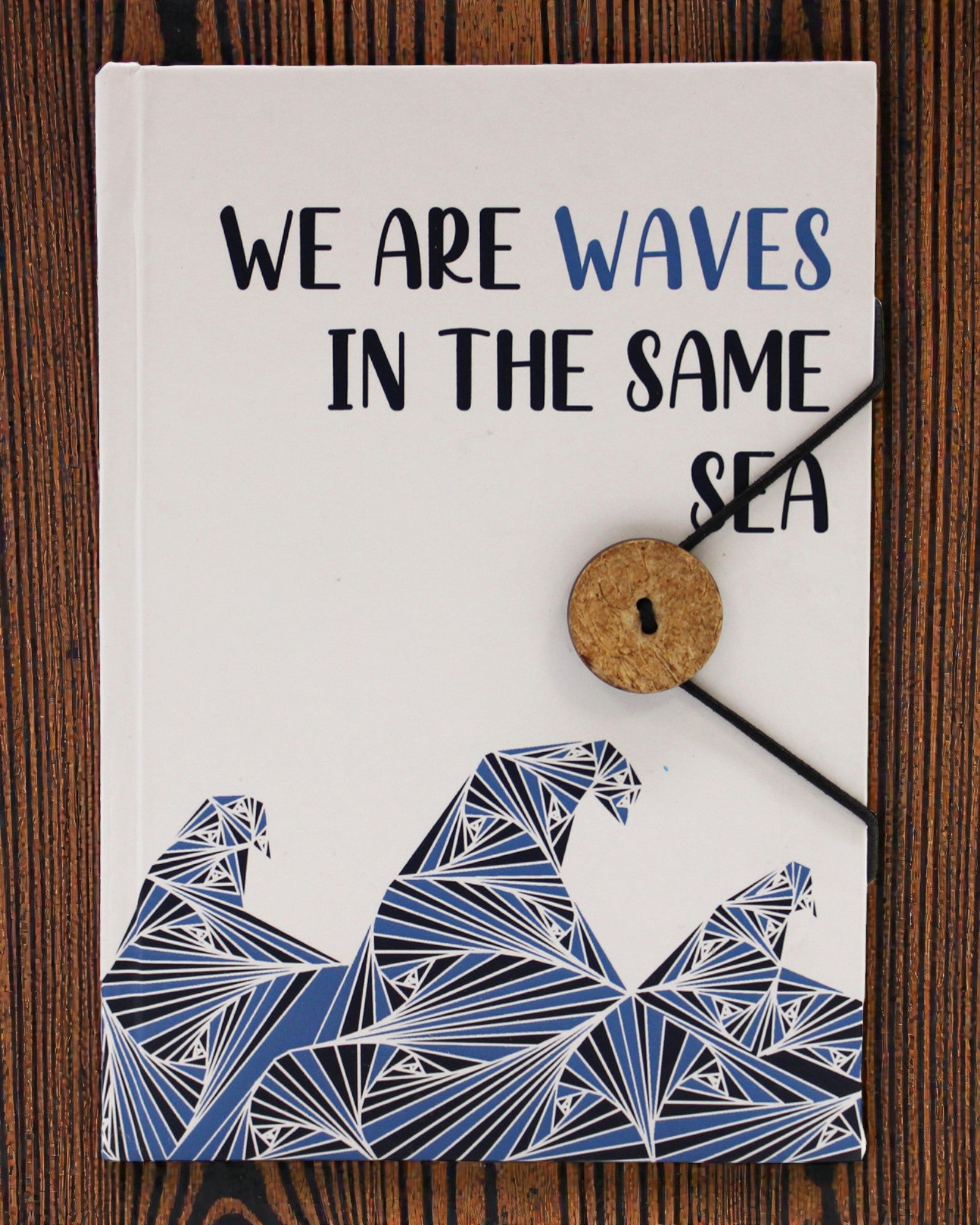 Waves Together – piccolo taccuino con cinturino e bottone in cocco 18 × 12,5 cm, 200 pagine