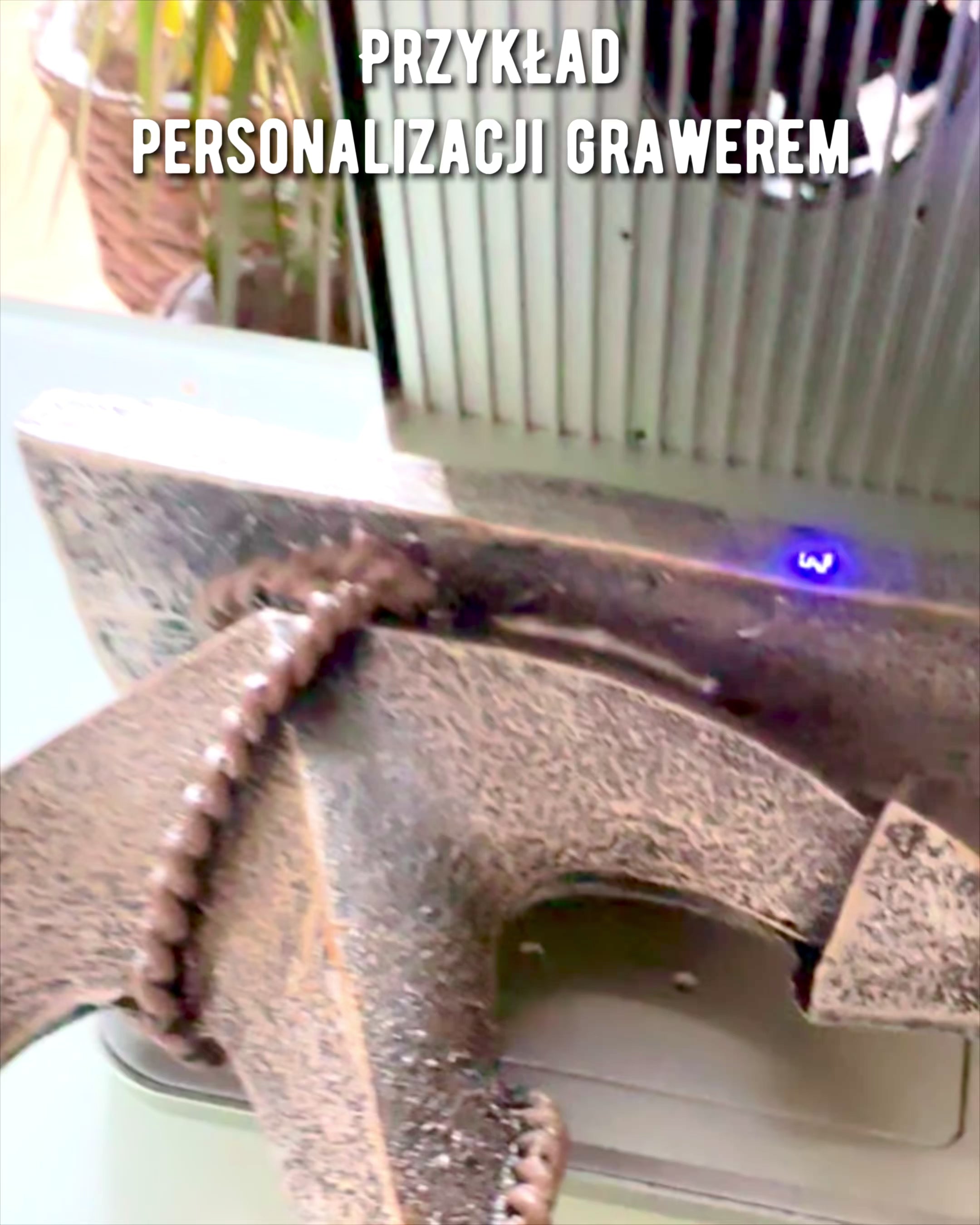 Scultura Rustica di Ancora in Resina - "Leggenda Marina", personalizzazione dell'ancora con incisione