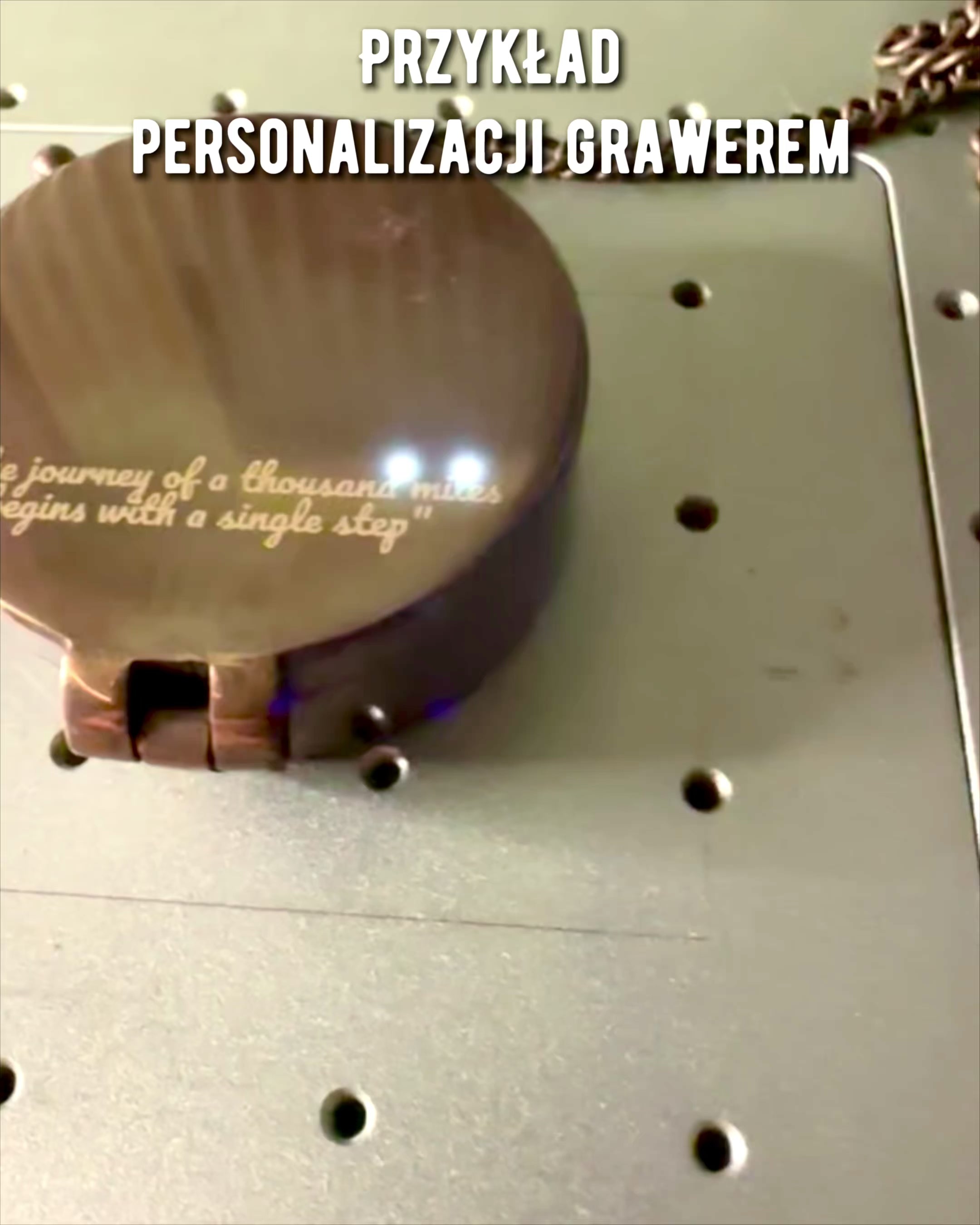 "Kompas Indyjski Odysseus – Retro Eksploratora Perełka - możliwość grawerowania" in Italian is:
"Bussola Indiana Odysseus – Perla Retrò dell'Esploratore - possibilità di incisione"