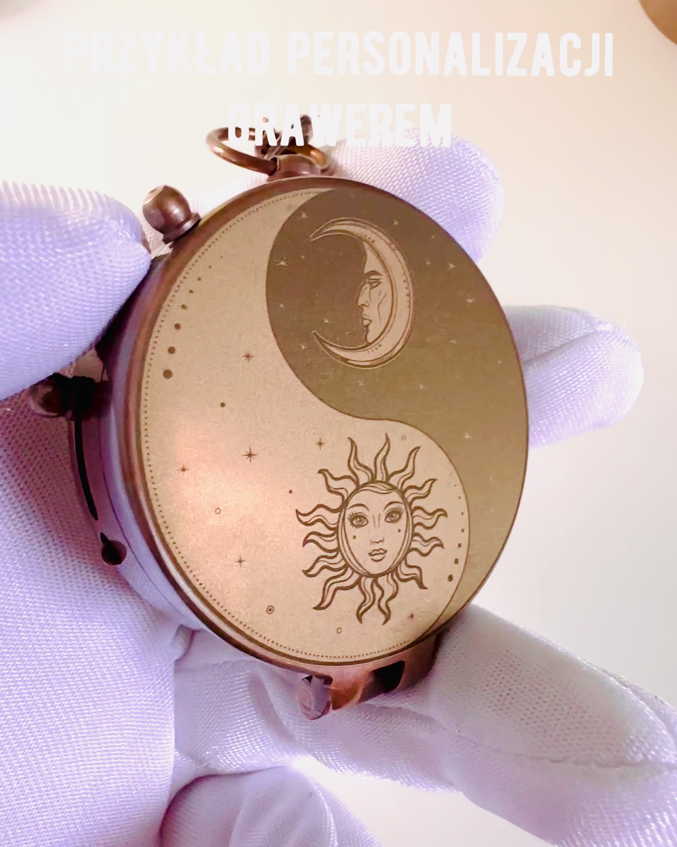 "Kompas Indyjski Odysseus – Retro Eksploratora Perełka - możliwość grawerowania" in Italian is:
"Bussola Indiana Odysseus – Perla Retrò dell'Esploratore - possibilità di incisione"