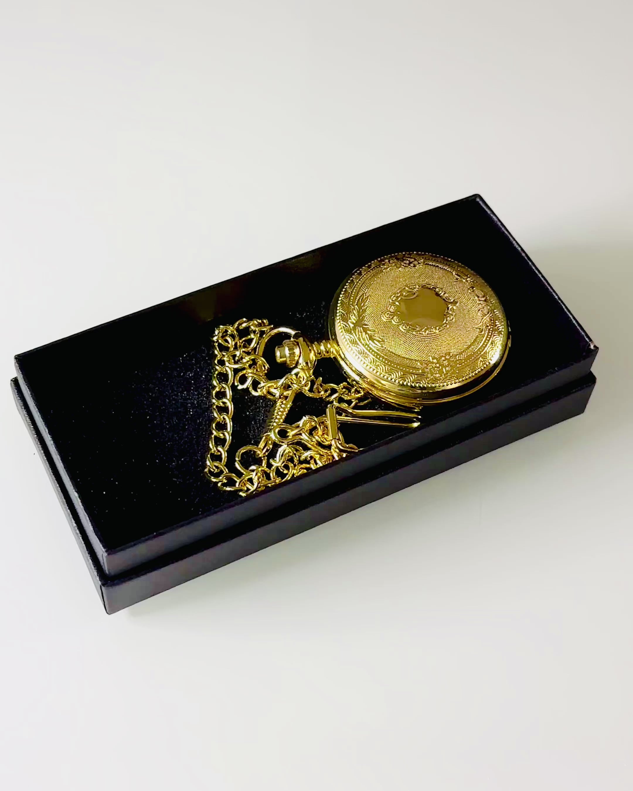 Orologio da Tasca in Stile Vintage di Colore Dorato con Incisioni – Elegante Accessorio Maschile, Idea Regalo Perfetta