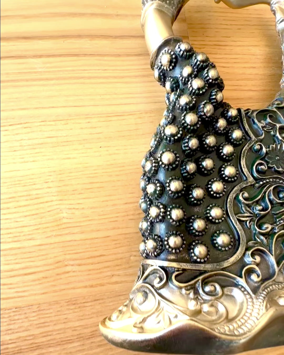 Scultura Elegante "Danzatrice del Bagliore Dorato", altezza 29 cm, con possibilità di incisione per regalo