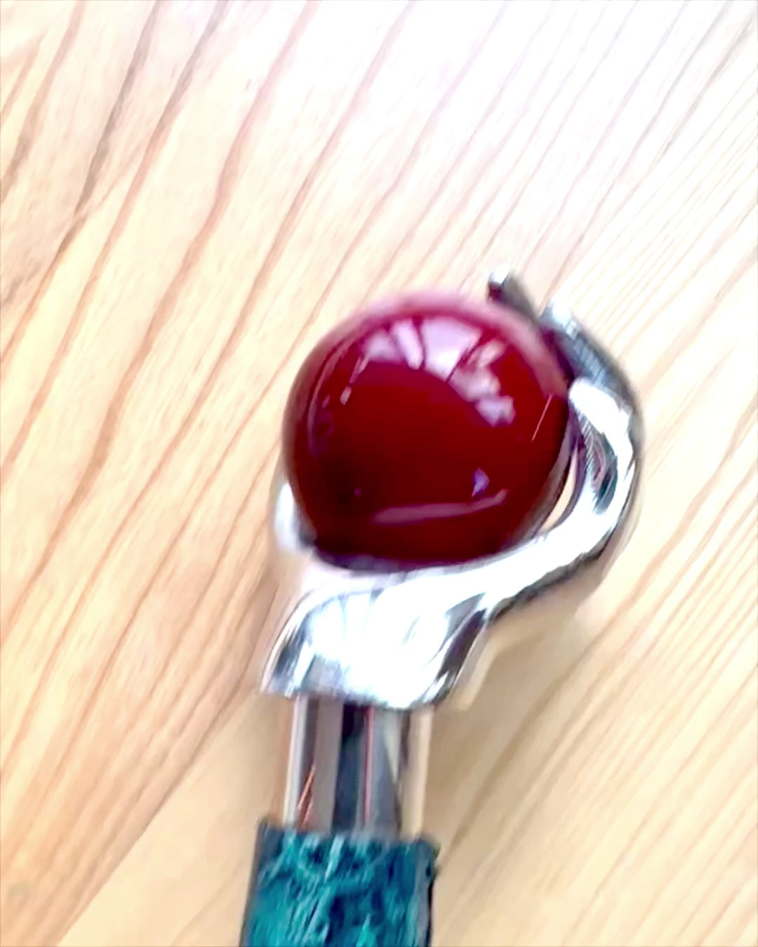 Bastone da passeggio "Mano Reale" – realizzato a mano con pelle naturale, possibilità di personalizzazione con incisione