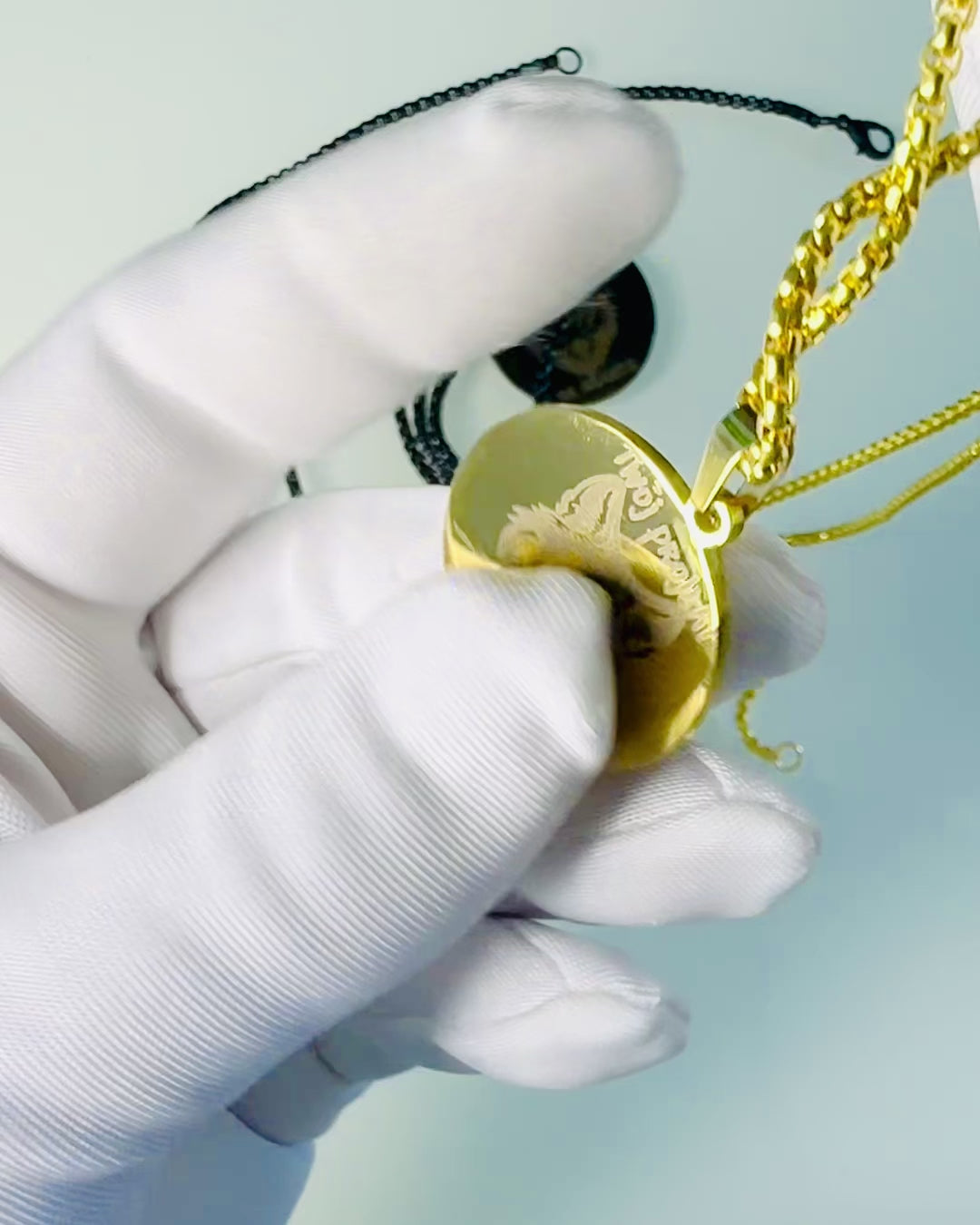 Pendente "Urban Elegance" – Medaglia Rotonda in Acciaio Inossidabile Bicolore con Possibilità di Personalizzazione