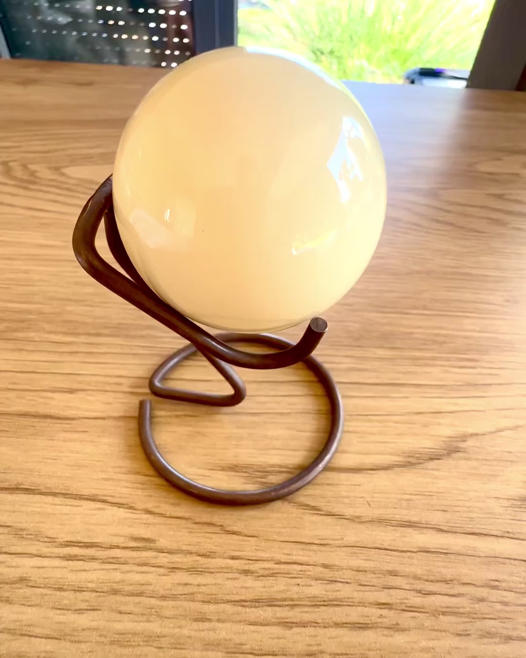 Palla da biliardo su base in ottone, possibilità di personalizzazione con incisione per regalo